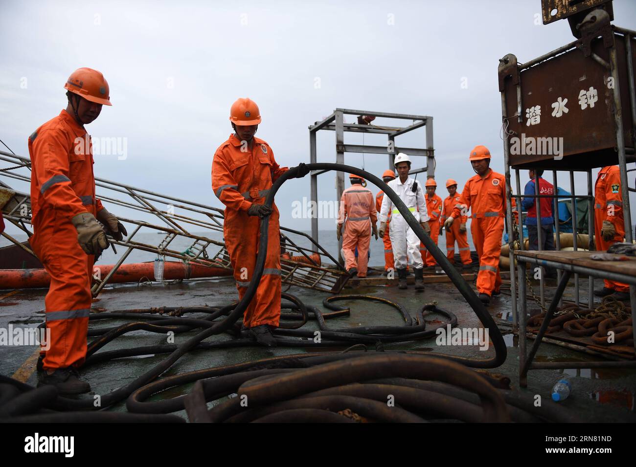 TECHNIK UND WISSENSCHAFT China: Unterwasserarchäologie in Dangdong (150930) -- DANDONG, 30 settembre 2015 -- Working staff sort out devices for Underwater Archaeological studies in Dandong, North East China S Liaoning Province, 30 settembre 2015. Dandong No.1 , un naufragio scoperto l'anno scorso vicino al porto di Dandong, è stato confermato come incrociatore Zhiyuan, una delle navi da guerra della flotta Beiyang affondata dalla marina giapponese durante la prima guerra sino-giapponese 121 anni fa. Oltre 100 oggetti sono stati recuperati dal relitto negli ultimi due mesi. ) (MP) CHINA-LIAONING-DANDONG-SHIPRECK (CN) PANXYULONG PUBL Foto Stock