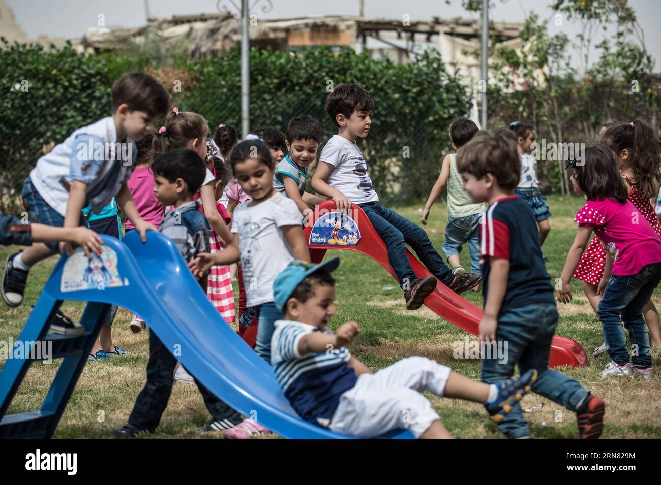 I bambini siriani si divertono nel parco giochi durante una pausa in una scuola privata fondata da un mercante siriano nella città del Cairo, in Egitto, il 30 settembre 2015. Secondo gli ultimi dati dell'UNHCR, vivono attualmente in Egitto oltre 130.000 rifugiati siriani registrati, di cui 58.000 bambini. Gli studenti siriani trovano difficile ottenere un'istruzione adeguata a causa di molteplici motivi, tra cui la breve risorsa del governo egiziano e le differenze tra due paesi in materia di curriculum, lingua e stile di vita. ) EGITTO-CAIRO-EDUCATION-SIRIA-SCHOOL PanxChaoyue PUBLICATIONxNOTxINxCHN Syrian Kids Foto Stock