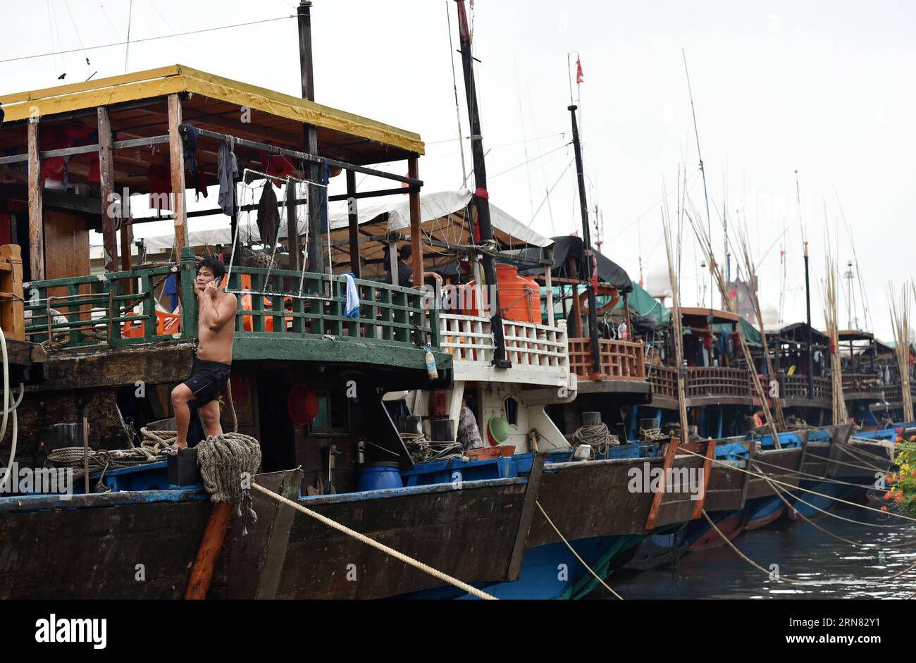 (151003) -- HAIKOU, 3 ottobre 2015 -- navi ormeggiano nel porto di Xingang ad Haikou, capitale della provincia di Hainan della Cina meridionale, 3 ottobre 2015. Una depressione tropicale si rafforzò fino a diventare il tifone Mujigae il primo venerdì mattina, e la tempesta stava ancora raccogliendo potere quando entrò nella parte orientale del mare della Cina meridionale. (Zkr) CHINA-HAINAN-TYPHOON MUJIGAE-APPROACH(CN) ZhaoxYingquan PUBLICATIONxNOTxINxCHN Haikou OCT 3 2015 navi ormeggiano AL porto di Xingang a Haikou capitale della provincia di Hainan della Cina meridionale OCT 3 2015 una depressione tropicale rafforzata per diventare Typhoon Mujigae primo venerdì mattina e T. Foto Stock