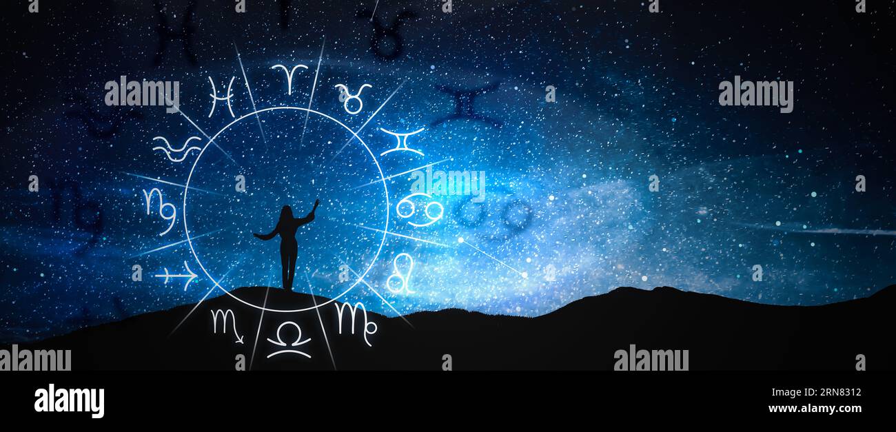 Ruota zodiacale e foto di donna in montagna sotto il cielo stellato di notte, spazio per il testo. Design banner Foto Stock