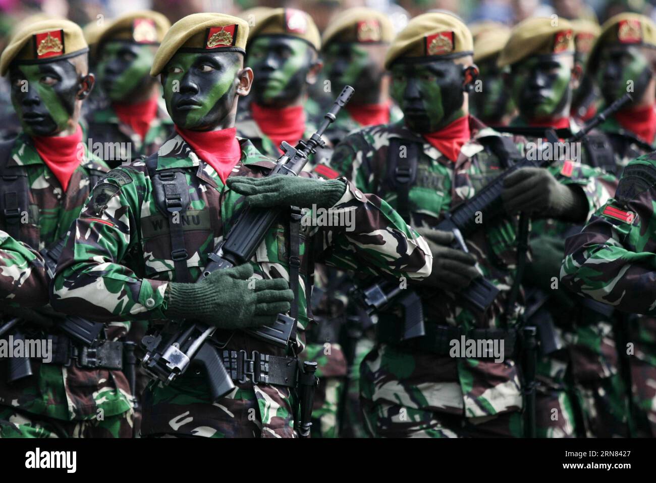 (151005) -- ACEH, 5 ottobre 2015 -- le forze armate nazionali indonesiane (TNI) si esibiscono durante la celebrazione del 70° anniversario delle forze armate nazionali ad Aceh, Indonesia, 5 ottobre 2015. ) INDONESIA-ACEH-FORZE ARMATE NAZIONALI INDONESIANE-70° ANNIVERSARIO Junaidi PUBLICATIONxNOTxINxCHN Aceh 5 ottobre 2015 forze armate nazionali indonesiane TNI si esibiscono durante la celebrazione del 70° anniversario delle forze armate nazionali ad Aceh Indonesia 5 ottobre 2015 Indonesia Aceh forze armate nazionali indonesiane 70° anniversario Junaidi PUBLICATIONXINTxCHN Foto Stock