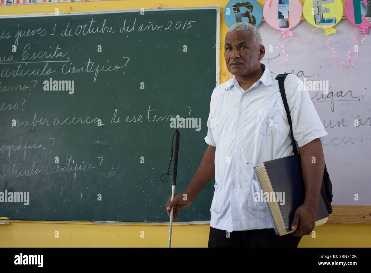 L'immagine scattata il 1° ottobre 2015 mostra Pedro del Rosario, un insegnante con disabilità visiva, che arriva in una classe per offrire un mentoring, a Santo Domingo, Repubblica Dominicana. Pedro del Rosario, 52 anni, lavora come insegnante itinerante dal 2003 nel Centro Nazionale per le risorse educative per i non vedenti Olga Estrella . Nonostante la sua compromissione visiva, Pedro del Rosario è stato in grado di praticare la sua professione di insegnante. 5 ottobre ogni anno viene commemorata come giornata Mondiale degli insegnanti per celebrare il ruolo degli insegnanti in ogni livello. Fran Afonso) (da) (ah) REPUBBLICA DOMINICANA-SANTO DOMINGO-SO Foto Stock