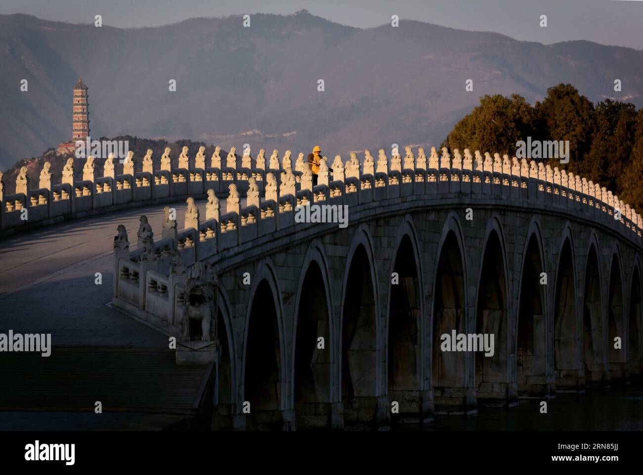 (151008) -- PECHINO, - foto scattata il 2 dicembre 2014 mostra il ponte Seventeen-Arch al Palazzo d'Estate di Pechino, capitale della Cina. Il ponte fu costruito nel 1736-1795 durante la dinastia Qing (1644-1911). (wyo) CHINA-ANCIENT BRIDGE (CN) WangxSong PUBLICATIONxNOTxINxCHN 151008 Pechino foto scattata IL 2 dicembre 2014 mostra il Seventeen Arch Bridge AL Palazzo estivo di Pechino capitale della Cina il Ponte che costruito nel 1736 1795 nella dinastia Qing 1644 1911 wyo China Ancient Bridges CN WangxSong PUBLICATIONxNOTxINxCHN Foto Stock