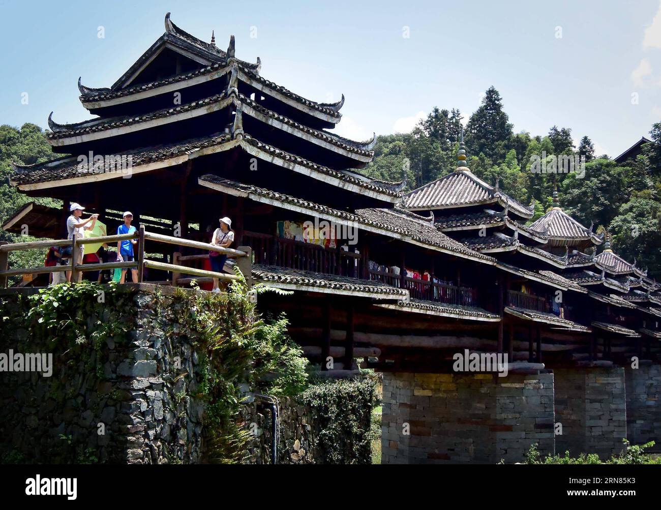 (151008) -- PECHINO, 8 ottobre 2015 -- i turisti scattano foto sul ponte di Chengyang, noto anche come ponte di Yongji, un capolavoro di ponti coperti (ponte vento-pioggia in cinese) per i villaggi delle minoranze etniche Dong, nella contea di Sanjiang, nella regione autonoma di Guangxi Zhuang della Cina sud-occidentale, 12 luglio 2015. ) (wsw) CHINA-ANCIENT BRIDGE (CN) WangxSong PUBLICATIONxNOTxINxCHN 151008 Pechino OCT 8 2015 turisti scattano foto SUL Cheng Yang Bridge, conosciuto come Yongji Bridge, un capolavoro di ponti coperti Wind Rain Bridge in cinese per i villaggi etnici di minoranza Dong nella contea di Sanjiang, nel sud-ovest della Carolina Foto Stock