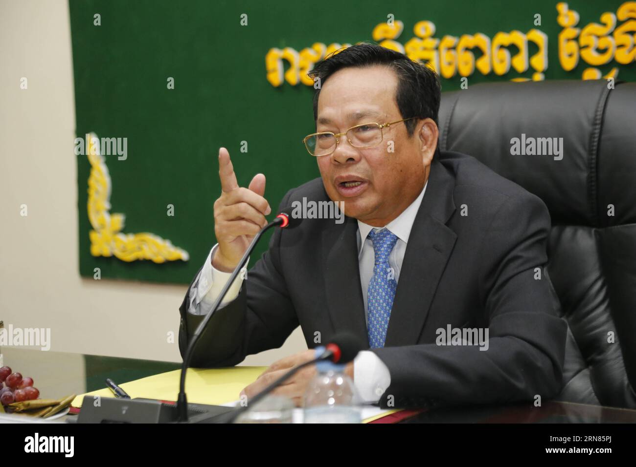 (151008) -- PHNOM PENH, 8 ottobre 2015 -- il ministro cambogiano del lavoro ith Samheng parla a una conferenza stampa a Phnom Penh, Cambogia, 8 ottobre 2015. Giovedì il governo cambogiano ha deciso di aumentare il salario minimo mensile nel settore dell'abbigliamento e delle calzature a 140 dollari USA per il 2016, in aumento del 9,4% rispetto agli attuali 128 dollari statunitensi, ha annunciato il ministro del lavoro ith Samheng. ) CAMBOGIA-PHNOM PENH-MINISTRO DEL LAVORO-AUMENTO SALARIALE-LAVORATORE DI ABBIGLIAMENTO Phearum PUBLICATIONxNOTxINxCHN 151008 Phnom Penh OCT 8 2015 Ministri del laboratorio cambogiano ITH Samheng interviene A una conferenza stampa a Phnom Penh Cambod Foto Stock