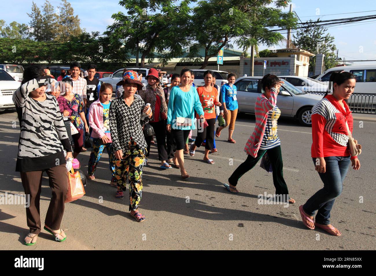 (151008) -- PHNOM PENH, 8 ottobre 2015 -- i lavoratori cambogiani lasciano una fabbrica a Phnom Penh, Cambogia, 8 ottobre 2015. Il governo cambogiano giovedì ha fissato il nuovo salario minimo mensile per il settore dell'abbigliamento e delle calzature da miliardi di dollari del paese a 140 dollari USA per il prossimo anno, in aumento del 9,4% rispetto agli attuali 128 dollari statunitensi, ha annunciato il ministro del lavoro ith Samheng. ) CAMBOGIA-PHNOM PENH-LAVORATORI DELL'ABBIGLIAMENTO-SALARI MINIMI Sovannara PUBLICATIONxNOTxINxCHN 151008 Phnom Penh OCT 8 2015 lavoratori cambogiani dell'abbigliamento lasciano una fabbrica a Phnom Penh Cambogia Ott 8 2015 il governo cambogiano ON Foto Stock