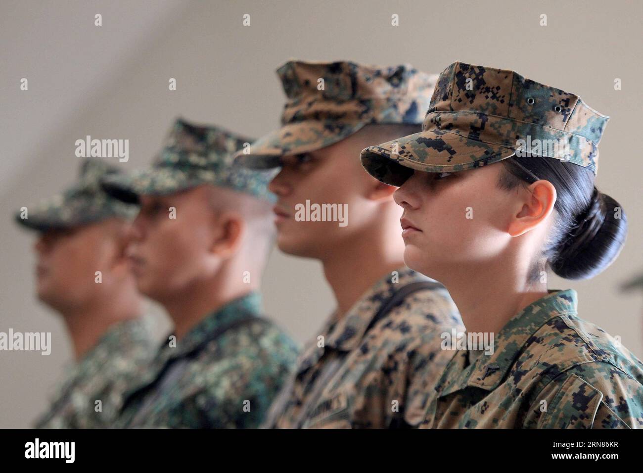 (151009) -- CITTÀ DI TAGUIG, 9 ottobre 2015 -- i soldati del corpo dei Marines delle Filippine e dei Marines degli Stati Uniti sono in attesa della cerimonia di chiusura dell'esercitazione di sbarco anfibio delle Filippine (PHIBLEX) a Taguig City, Filippine, 9 ottobre 2015. L'annuale PHIBLEX cerca di far avanzare le Filippine e gli Stati Uniti alle relazioni militari e migliorare la capacità di interoperabilità delle truppe filippine insieme alle loro controparti americane. (Azp) FILIPPINE-TAGUIG CITY-PHIBLEX CERIMONIA DI CHIUSURA RouellexUmali PUBLICATIONxNOTxINxCHN 151009 Taguig City ottobre 9 2015 soldati f Foto Stock