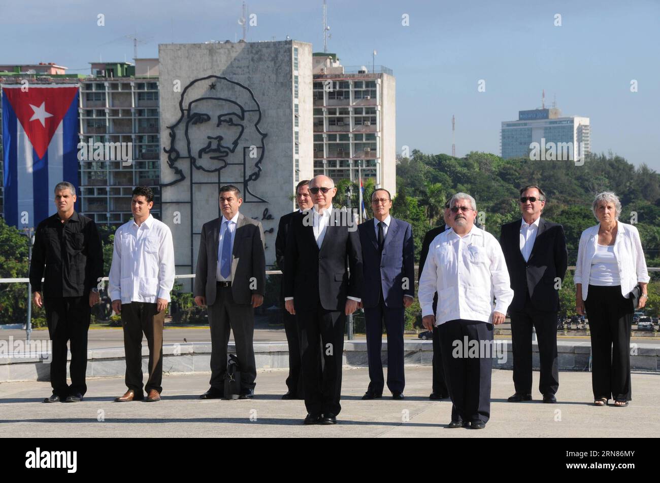 (151009) -- L'AVANA, - il ministro degli Esteri argentino Hector Timerman (L, fronte) partecipa a una cerimonia per mettere un arrangiamento floreale al monumento Jose Marti in Piazza della Rivoluzione a l'Avana, Cuba, l'8 ottobre 2015. Cuba e Argentina hanno concordato giovedì di rafforzare i meccanismi di consultazione tra gli uffici esteri di entrambi i paesi, nella sede del Ministero degli affari Esteri (MINREX, per il suo acronimo in spagnolo) nella capitale cubana. Vladimir Molina/Prensa Latina) (azp) CUBA-AVANA-ARGENTINA-POLITICS-AGREEMENT e PRENSAxLATINA} PUBLICATIONxNOTxINxCHN 151009 l'Avana Ministri degli Esteri di Argenti Foto Stock