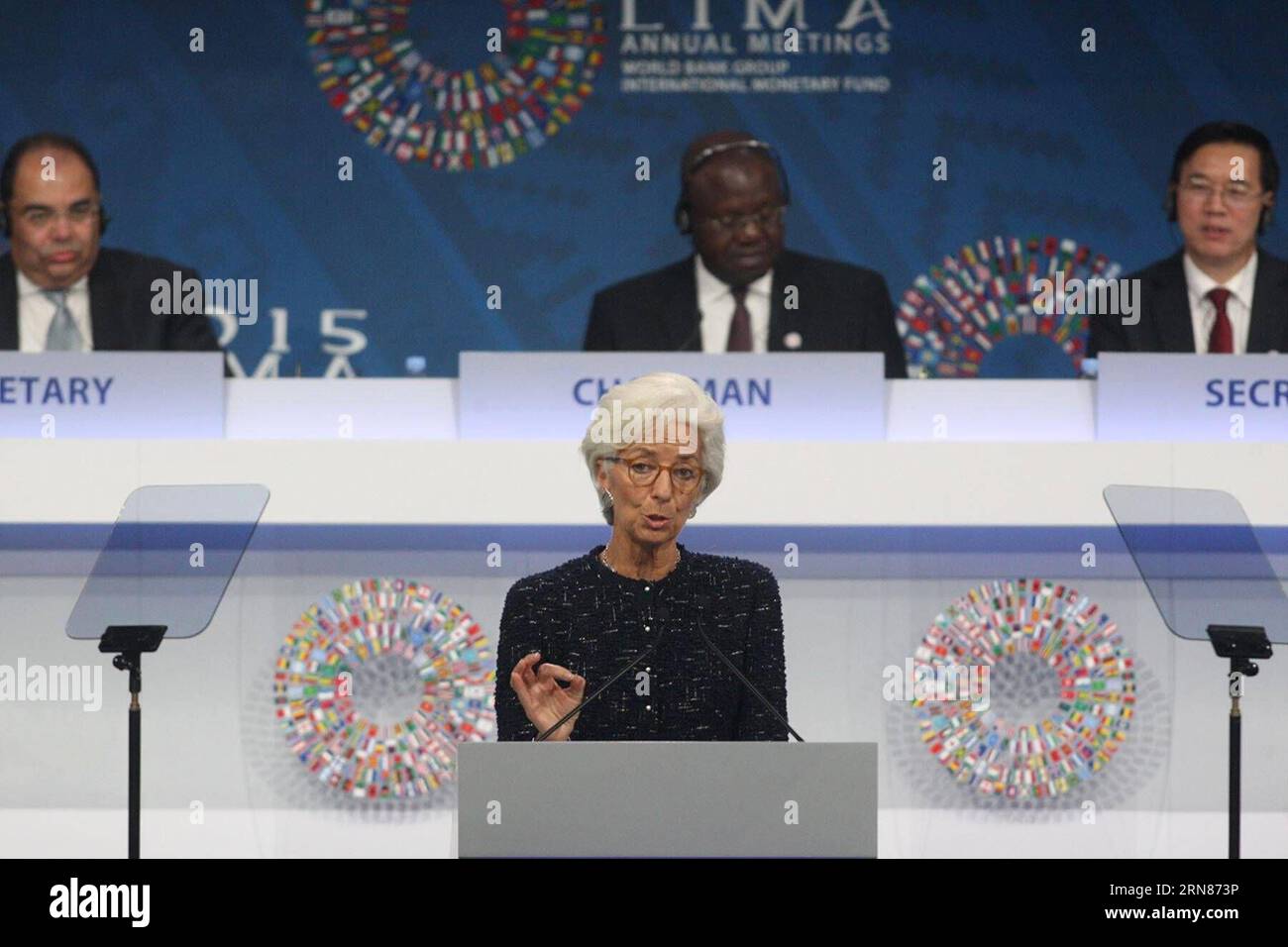 (151009) -- LIMA, 9 ottobre 2015 -- l'amministratore delegato del Fondo monetario internazionale (FMI) Christine Lagarde (front) tiene un discorso durante la sessione plenaria delle riunioni annuali dei consigli di amministrazione del gruppo della Banca mondiale (WBG) e del FMI, a Lima, in Perù, il 9 ottobre 2015. Carlos Guzman Negrini/ANDINA) (jg) (fnc) PERÙ-LIMA-FMI-WB-ECONOMY-ANNUAL MEETINGS e ANDINA PUBLICATIONxNOTxINxCHN 151009 Lima OCT 9 2015 Fondo monetario internazionale l'amministratore delegato dell'FMI Christine Lagarde Front tiene un discorso durante la sessione plenaria delle riunioni annuali dei consigli di amministrazione dell'OWor Foto Stock