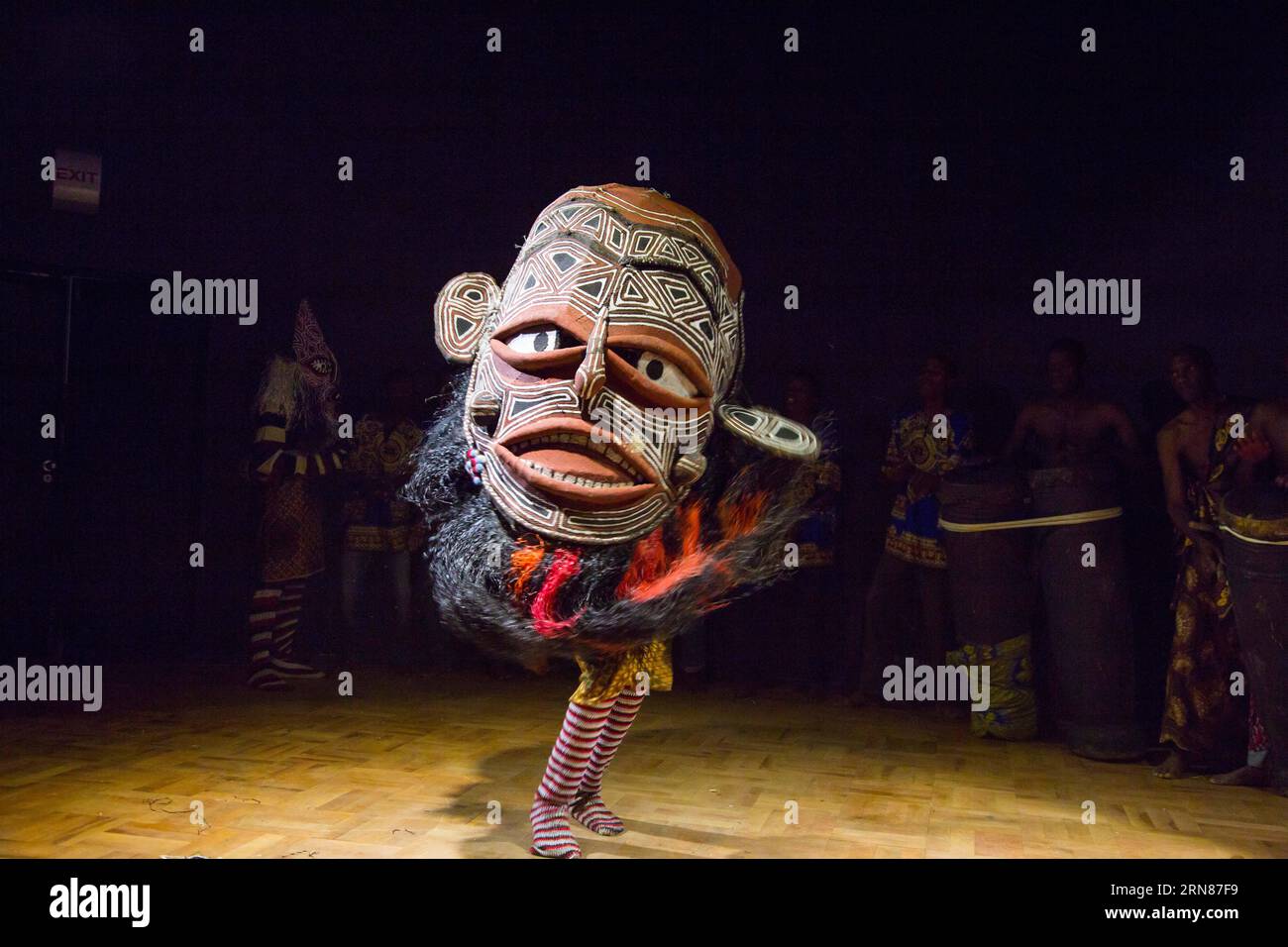 I ballerini dello Zimbabwe eseguono la tradizionale danza Makishi all'Old Mutual Theatre di Harare, Zimbabwe, il 9 ottobre 2015. La danza Makishi, originariamente eseguita alla fine di un rituale annuale di iniziazione per ragazzi di età compresa tra gli otto e i dodici anni nelle campagne dello Zimbabwe e dello Zambia, è particolarmente nota per il coinvolgimento di maschere splendidamente dipinte che rappresentano diversi personaggi spirituali. Oggi, c'è una crescente domanda di ballerini makishi a riunioni sociali e raduni di partito, in quanto sono meno eseguiti per i rituali di iniziazione. La danza è stata riconosciuta come patrimonio culturale orale e immateriale dell'UNESCO in Foto Stock