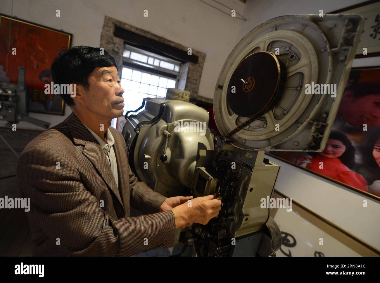 SHIJIAZHUANG, 13 ottobre 2015 -- Wei Shaoxian debugia un vecchio proiettore cinematografico nel suo museo cinematografico nel villaggio di Siliugu della contea di Handan, nella provincia di Hebei, nella Cina settentrionale, 13 ottobre 2015. Cinephile Wei Shaoxian ha raccolto più di 20.000 articoli sul cinema, come filmstrip, poster e dischi, dal 2004 e ha fondato il suo museo privato del cinema nel suo villaggio nel 2015. ) (Zkr) CHINA-SHIJIAZHUANG-FILM MUSEUM(CN) WangxXiao PUBLICATIONxNOTxINxCHN Shijiazhuang 13 ottobre 2015 Wei debug al proiettore Old Film PRESSO il suo Museo del Cinema nel villaggio di Handan County nella provincia di Hebei della Cina settentrionale 13 ottobre 2015 Wei ha collezionato più tha Foto Stock