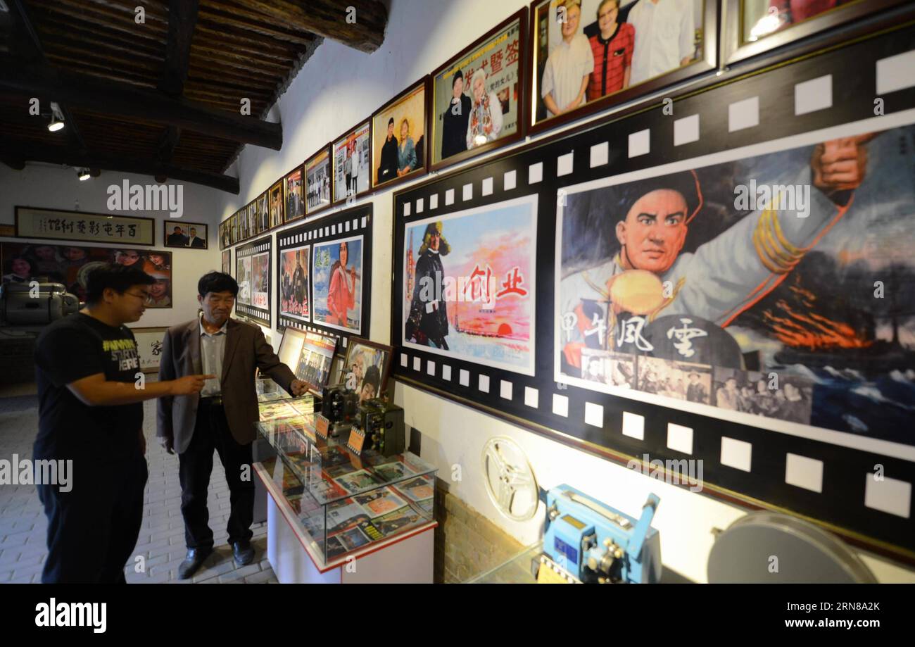 SHIJIAZHUANG, 13 ottobre 2015 - Wei Shaoxian (R) introduce attrezzature cinematografiche a un visitatore del suo museo cinematografico nel villaggio di Siliugu nella contea di Handan, nella provincia di Hebei, nella Cina settentrionale, 13 ottobre 2015. Cinephile Wei Shaoxian ha raccolto più di 20.000 articoli sul cinema, come filmstrip, poster e dischi, dal 2004 e ha fondato il suo museo privato del cinema nel suo villaggio nel 2015. ) (Zkr) CHINA-SHIJIAZHUANG-FILM MUSEUM(CN) WangxXiao PUBLICATIONxNOTxINxCHN Shijiazhuang 13 ottobre 2015 Wei r presenta attrezzature cinematografiche a un visitatore DEL suo Museo cinematografico nel villaggio della contea di Handan nella provincia di Hebei nella Cina settentrionale 13 ottobre 2 Foto Stock