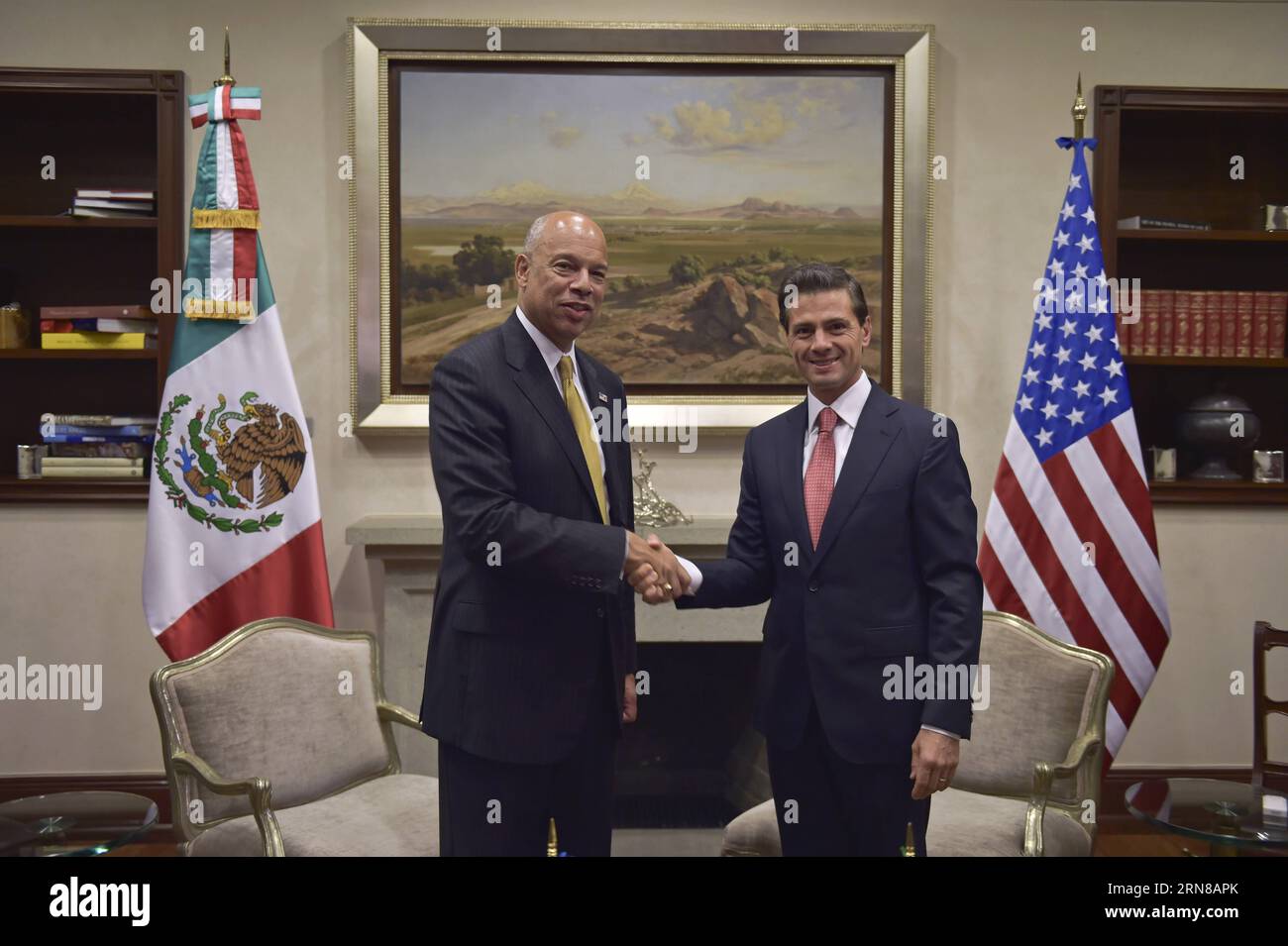 CITTÀ DEL MESSICO, 14 ottobre 2015 - foto fornita da Shows Presidente messicano Enrique pena Nieto (R) incontro con il Segretario della sicurezza interna degli Stati Uniti Jeh Johnson a città del Messico, capitale del Messico, il 14 ottobre 2015. ) (rtg) CITTÀ DEL MESSICO-Stati Uniti-MEETING MESSICO SxPRESIDENCY PUBLICATIONxNOTxINxCHN città del Messico 14 ottobre 2015 foto fornita da Shows Presidente MESSICANO Enrique pena Nieto r incontro con il Segretario della sicurezza interna degli Stati Uniti Jeh Johnson a città del Messico capitale del Messico 14 ottobre 2015 RTG città del Messico riunione degli Stati Uniti Messico sxPresidency del Messico PUBLICATIONxNOTxINxCHN Foto Stock