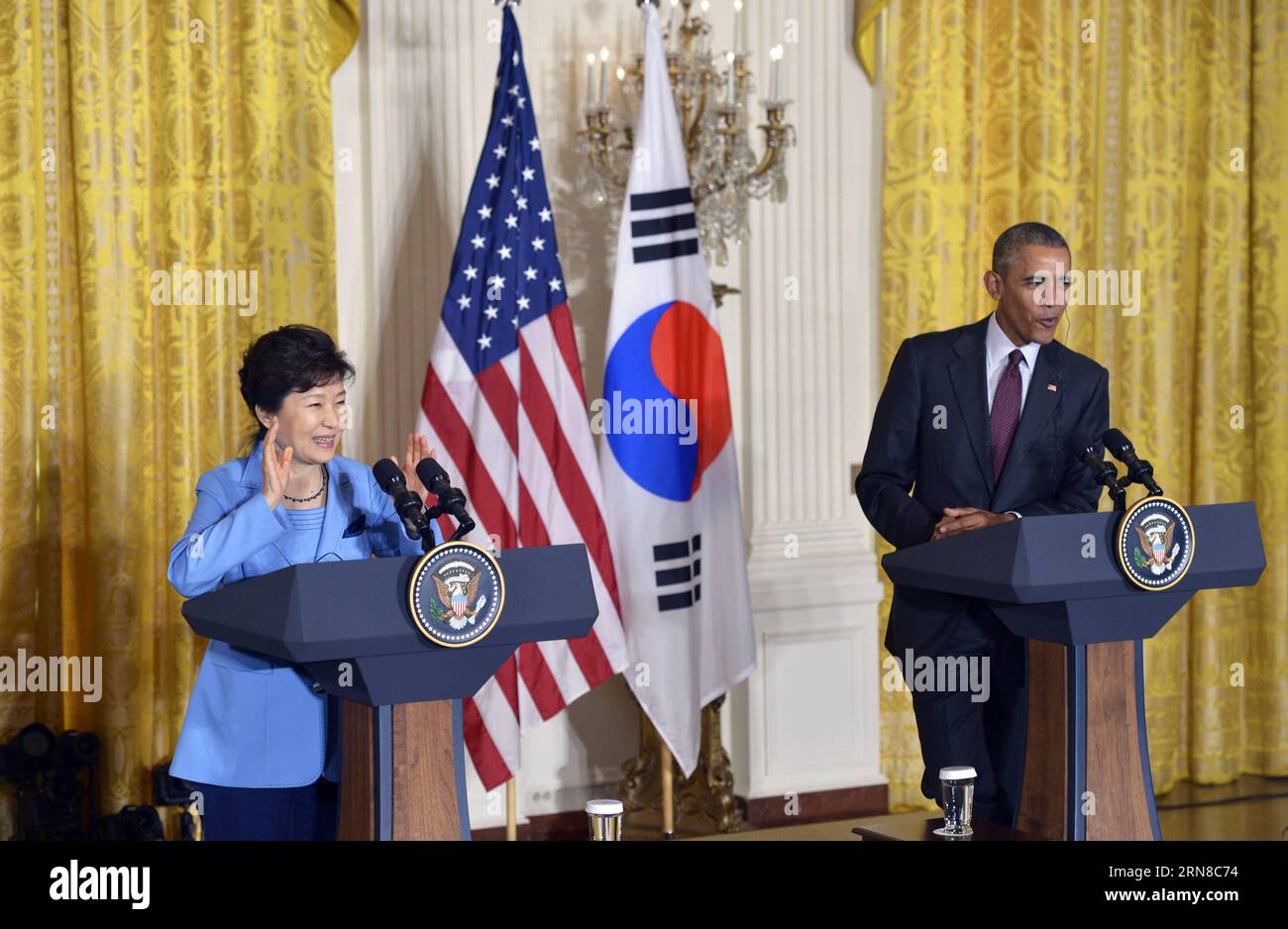 (151016) -- WASHINGTON D.C., 16 ottobre 2015 -- il presidente degli Stati Uniti Barack Obama (R) e il presidente sudcoreano Park Geun-hye partecipano a una conferenza stampa congiunta dopo il loro incontro alla Casa Bianca a Washington D.C., negli Stati Uniti, 16 ottobre 2015. Gli Stati Uniti e la Corea del Sud rafforzeranno il coordinamento con la Cina per portare la Repubblica Popolare Democratica di Corea (RPDC) ai colloqui a sei in una data precoce, ha affermato una dichiarazione congiunta venerdì. ) Stati Uniti-WASHINGTON D.C.-COREA DEL SUD-PRESIDENTE-CONFERENZA STAMPA YinxBogu PUBLICATIONxNOTxINxCHN Washington D C ottobre 16 2015 Presidente degli Stati Uniti Barack Obama Foto Stock