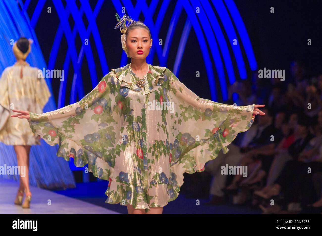 (151017) -- HO CHI MINH CITY, - Un modello presenta una creazione del designer giapponese Yumi Katsura durante la Vietnam International Fashion Week 2015 a ho chi Minh City, Vietnam, 16 ottobre 2015. Vietnam International Fashion Week 2015 si tiene a ho chi Minh città dal 14 al 18 ottobre. Come il più grande evento del suo genere nel paese finora, questo evento ha attirato noti stilisti provenienti da Francia, Italia, Australia, Giappone e Vietnam. ) VIETNAM-HO CHI MINH CITY - SETTIMANA INTERNAZIONALE DELLA MODA NguyenxLexHuyen PUBLICATIONxNOTxINxCHN ho chi Minh City a Model presenta una creazione di designer giapponesi Foto Stock