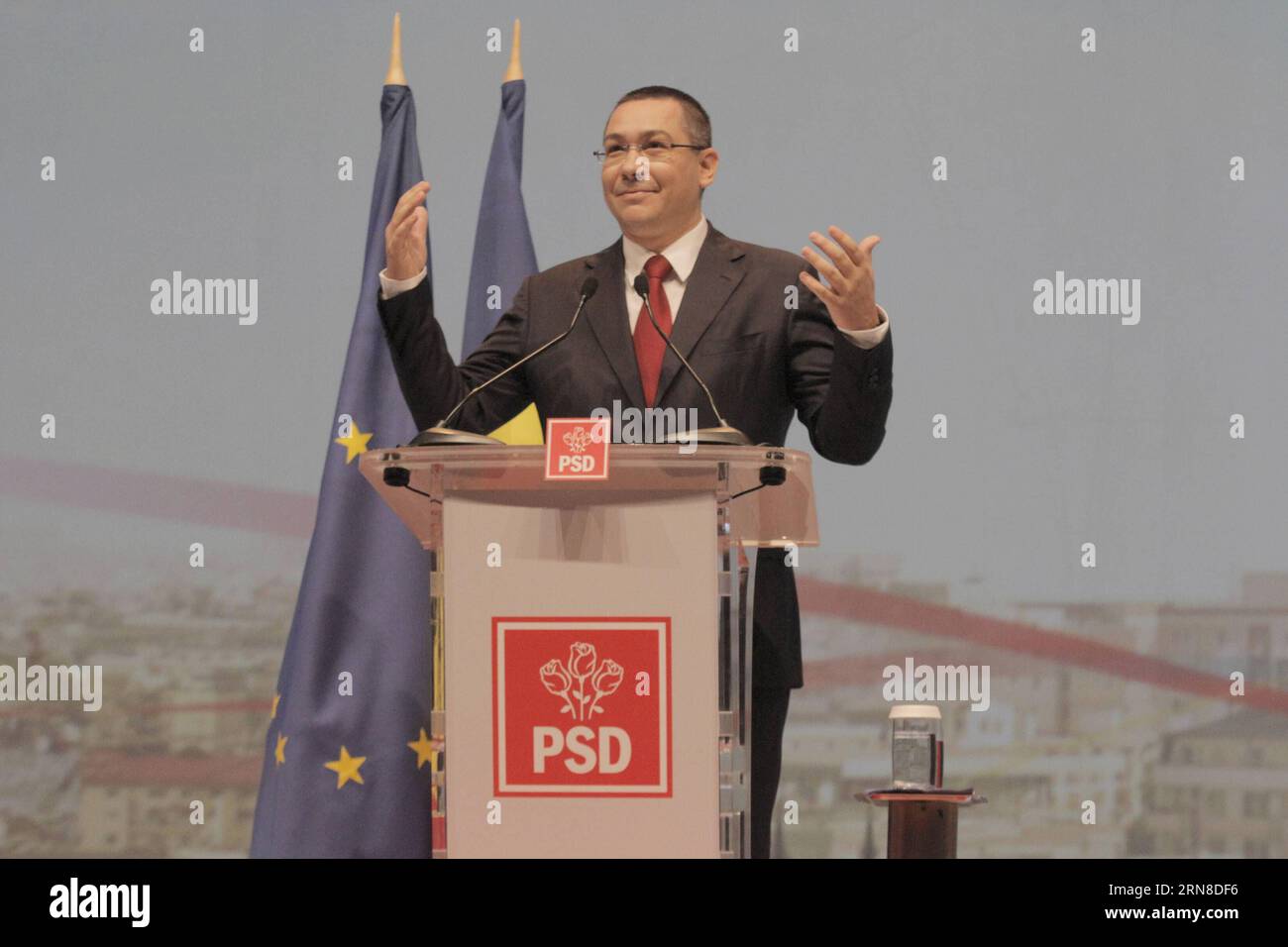 Victor Ponta, primo ministro rumeno ed ex presidente del principale partito al governo del Partito socialdemocratico, parla al congresso straordinario del partito a Bucarest, capitale della Romania, 18 ottobre 2015. Il Partito Social Democratico di domenica ha convalidato all'unanimità l'elezione di Liviu Dragnea come nuovo presidente. NUOVA LEADERSHIP DEL PARTITO AL GOVERNO DELLA ROMANIA GabrielxPetrescu PUBLICATIONxNOTxINxCHN Foto Stock