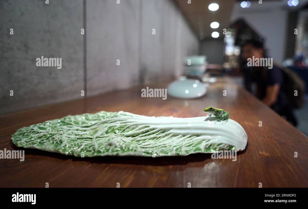 Un prodotto in porcellana è esposto nel parco industriale della porcellana a Jingdezhen, nella provincia di Jiangxi della Cina orientale, 18 ottobre. 2015. Jingdezhen, la capitale mondiale della porcellana, ha costruito un nuovo parco industriale in porcellana per ospitare i laboratori di produzione di porcellana di fama storica. Il parco industriale della porcellana si concentra sullo sviluppo e l'arricchimento della porcellana e integra la produzione, l'esposizione, la vendita e le visite turistiche della porcellana). (wsw) CHINA-JIANGXI-PORCELAIN-INDUSTRIAL PARK (CN) ChenxZixia PUBLICATIONxNOTxINxCHN un prodotto in porcellana È esposto nell'Industri della porcellana Foto Stock