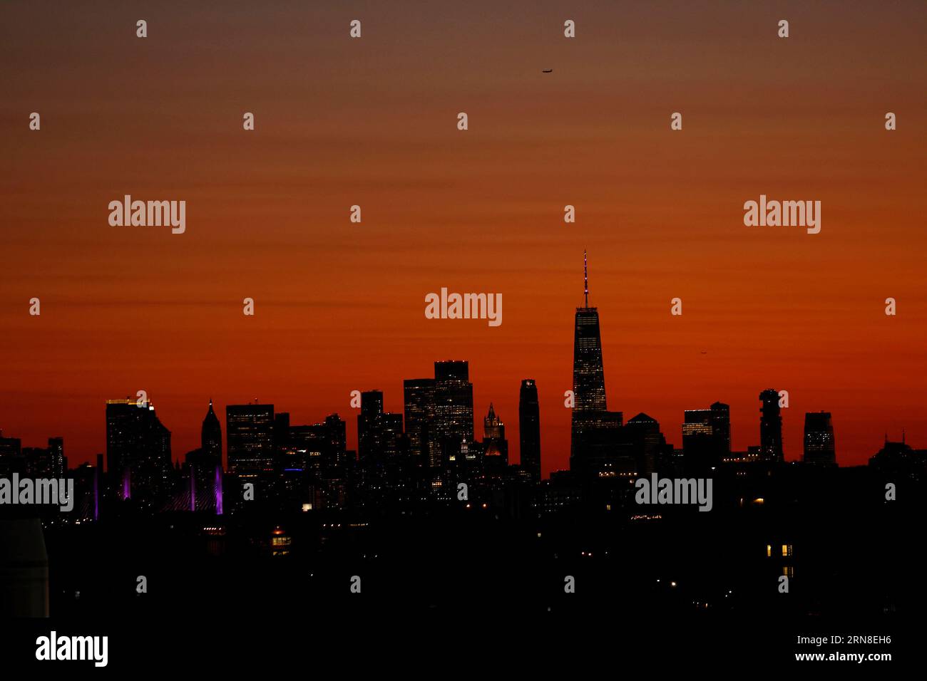 Flushing Meadow, dichiarato United. 31 agosto 2023. Il cielo dietro il One World Trade Center e lo skyline di Manhattan diventa arancione e rosso dopo il tramonto dall'Arthur Ashe Stadium agli US Open Tennis Championships 2023 all'USTA Billie Jean King National Tennis Center giovedì 31 agosto 2023 a New York City. Foto di John Angelillo/UPI Credit: UPI/Alamy Live News Foto Stock