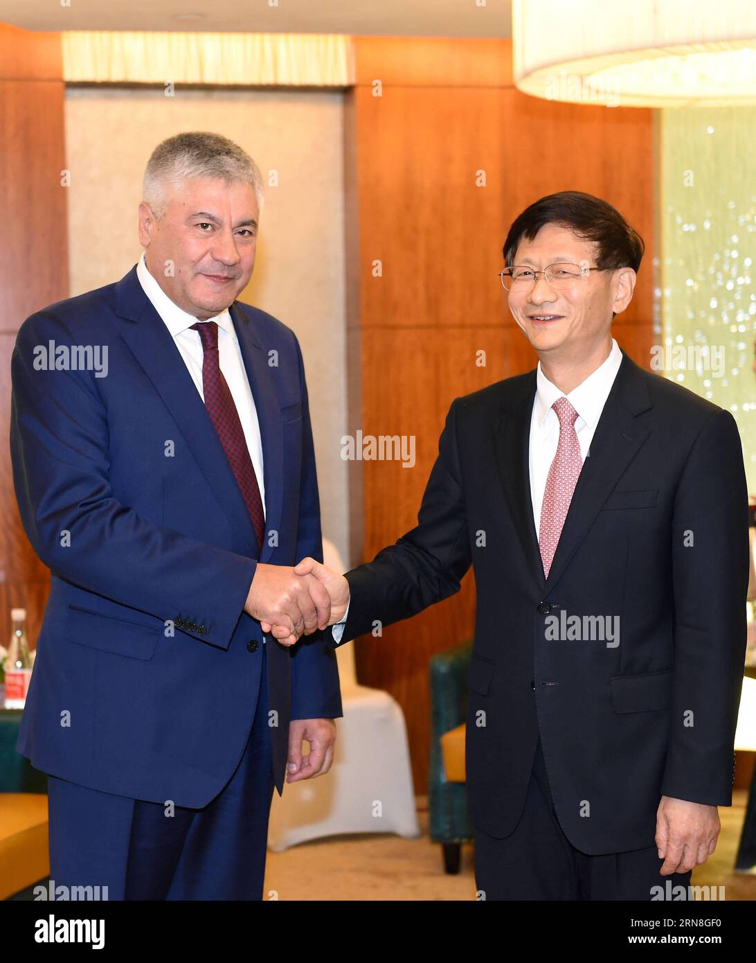 (151023) -- BEIJING, Oct. 23, 2015 -- Meng Jianzhu (R), head of the Commission for Political and Legal Affairs of the Communist Party of China Central Committee, meets with Russian Interior Minister Vladimir Kolokoltsev attending the China-ASEAN Ministerial Dialogue on Law Enforcement and Security Cooperation, in Beijing, capital of China, Oct. 23, 2015. )(mcg) CHINA-BEIJING-MENG JIANZHU-FOREIGN OFFICIALS-MEETING (CN) ZhangxLing PUBLICATIONxNOTxINxCHN Beijing OCT 23 2015 Meng Jianzhu r Head of The Commission for Political and legal Affairs of The Communist Party of China Central Committee Me Foto Stock