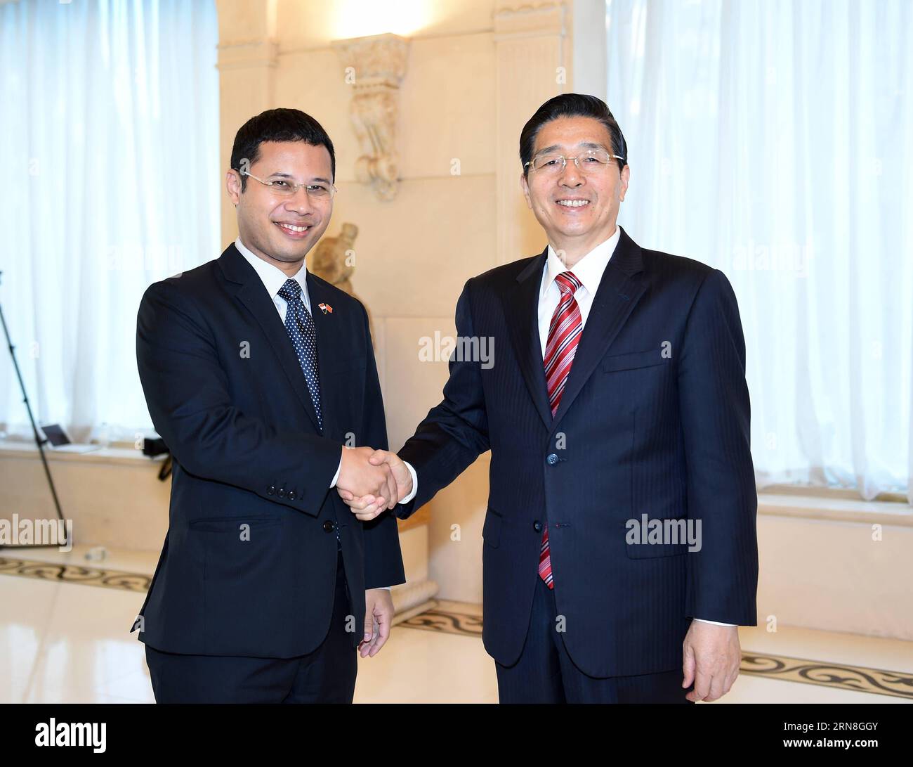 (151023) -- PECHINO, 23 ottobre 2015 -- il consigliere di Stato cinese e ministro della pubblica sicurezza Guo Shengkun (R) incontra il ministro degli interni Desmond Lee ti-Seng, che partecipa al dialogo ministeriale Cina-ASEAN sulla cooperazione tra forze dell'ordine e sicurezza, a Pechino, capitale della Cina, 23 ottobre 2015. )(mcg) CHINA-BEIJING-GUO SHENGKUN-FOREIGN OFFICIALS-MEETING (CN) ZhangxLing PUBLICATIONxNOTxINxCHN Pechino OCT 23 2015 Consiglieri di Stato cinesi e ministri della pubblica sicurezza Guo Shengkun r incontra i ministri anziani del Ministero dello Stato di Singapore o Foto Stock