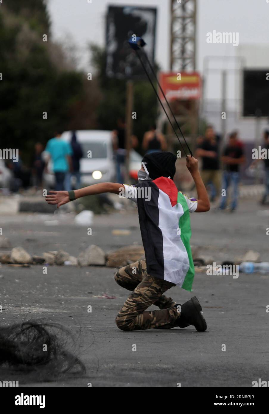 Un manifestante palestinese usa una fionda per lanciare pietre contro i soldati israeliani durante gli scontri al checkpoint israeliano di Hawwara vicino alla città di Nablus in Cisgiordania, il 23 ottobre 2015. Almeno 96 palestinesi sono rimasti feriti negli scontri scoppiati venerdì pomeriggio tra lanciatori di pietre palestinesi e soldati israeliani in Cisgiordania e nella Striscia di Gaza, hanno detto i medici. Ayman Nobani) MIDEAST-NABLUS-CLASHES EmadxDrimly PUBLICATIONxNOTxINxCHN un manifestante PALESTINESE usa una fionda per lanciare pietre verso i soldati israeliani durante gli scontri AL Checkpoint di Hawwara israeliano vicino alla CISGIORDANIA ci Foto Stock