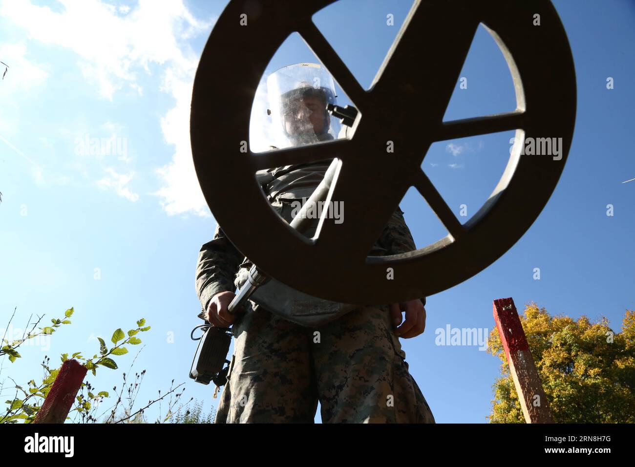 A soldier works to demine in village Cifluk, near Travnik, Bosnia-Herzegovina (BiH), on Oct. 23, 2015. There are some 130,000 undiscovered land mines in BiH as a reslut of 1990s Bosnia War. BiH plans to finish demining work by 2019. ) WEEKLY CHOICES OF XINHUA PHOTO HarisxMemija PUBLICATIONxNOTxINxCHN   a Soldier Works to demine in Village  Near Travnik Bosnia Herzegovina BIH ON OCT 23 2015 There are Some 130 000 Undiscovered Country Mines in BIH As a  of 1990s Bosnia was BIH Plan to Finish demining Work by 2019 Weekly Choices of XINHUA Photo HarisxMemija PUBLICATIONxNOTxINxCHN Foto Stock