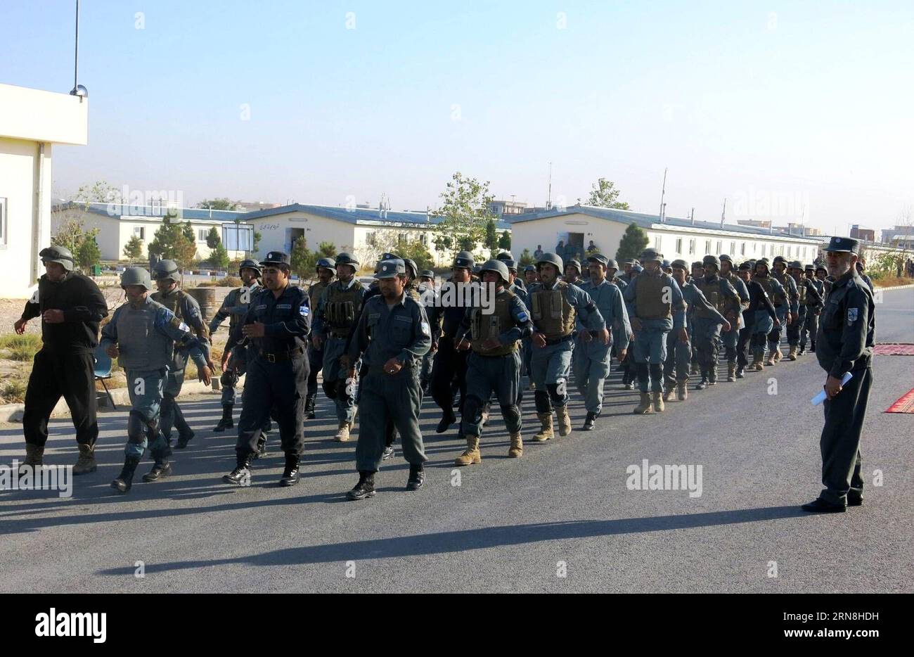 (151025) - BALKH, 25 ottobre 2015 -- i poliziotti afghani marcia durante un esercizio a Mazar-e-Sharif, capitale della provincia settentrionale di Balkh, Afghanistan, 25 ottobre 2015. Le autorità afghane hanno recentemente accelerato la formazione delle forze di sicurezza, dal 1° gennaio di quest'anno la polizia e l'esercito del paese hanno assunto tutte le accuse di sicurezza dalle forze NATO e statunitensi. ) AFGHANISTAN-BALKH-POLIZIOTTI-FORMAZIONE Azorda PUBLICATIONxNOTxINxCHN Balkh OCT 25 2015 poliziotti afghani marciano durante l'ESERCITAZIONE a Mazar e Sharif capitale della provincia settentrionale di Balkh in Afghanistan OCT 25 2015 le autorità afghane hanno velocità Foto Stock