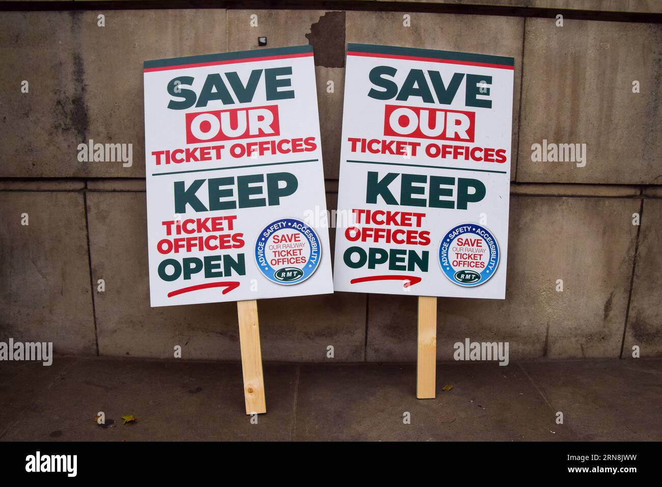 Londra, Regno Unito. 31 agosto 2023. I cartelli a sostegno delle biglietterie ferroviarie sono visibili durante la dimostrazione fuori Downing Street. I membri della RMT (Rail, Maritime and Transport Workers Union) e altri manifestanti marciarono dal Department for Transport a Downing Street, chiedendo al governo di fermare la chiusura delle biglietterie alle stazioni ferroviarie. Credito: SOPA Images Limited/Alamy Live News Foto Stock