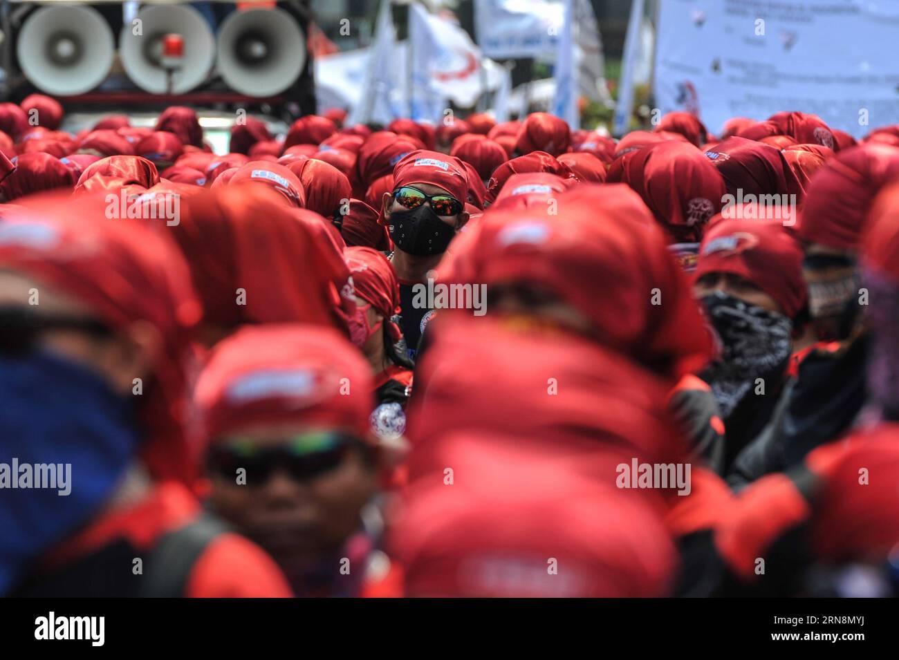 (151030) -- GIACARTA, 30 ottobre 2015 -- i lavoratori indonesiani si riuniscono alla fontana Patung Kuda (Statua del cavallo) per raggiungere a piedi il palazzo presidenziale durante il raduno per rifiutare il regolamento del governo sul salario a Giacarta, Indonesia, 30 ottobre 2015. ) INDONESIA-GIACARTA-LABOR-RALLY VerixSanovri PUBLICATIONxNOTxINxCHN Giacarta OCT 30 2015 lavoratori indonesiani si riuniscono ALLA fontana della statua di Kuda Horse per raggiungere a piedi il Palazzo Presidenziale durante il Rally per RIFIUTARE IL regolamento del governo SUL salario a Giacarta Indonesia OCT 30 2015 Indonesia Jakarta Laboratory Rally VerixSanovri PUBLICATIONxNOTxINxCHN Foto Stock