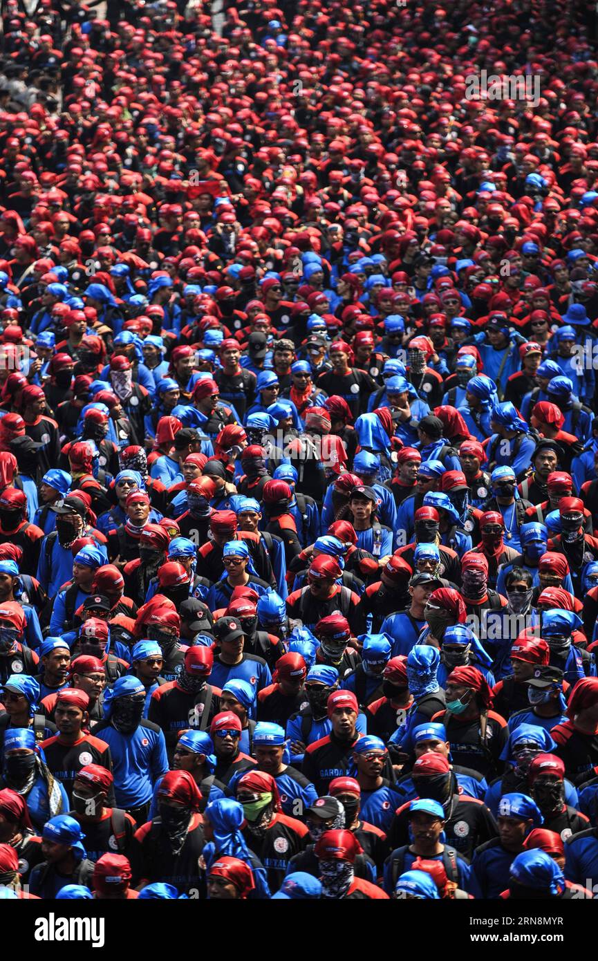(151030) -- GIACARTA, 30 ottobre 2015 -- i lavoratori indonesiani camminano verso il palazzo presidenziale dalla fontana Patung Kuda (statua del cavallo) durante il raduno per rifiutare il regolamento del governo sul salario a Giacarta, Indonesia, 30 ottobre 2015. ) INDONESIA-GIACARTA-LABOR-RALLY VerixSanovri PUBLICATIONxNOTxINxCHN Giacarta OCT 30 2015 lavoratori indonesiani camminano verso il Palazzo Presidenziale dalla fontana della statua del cavallo di Kuda per RIFIUTARE IL regolamento del governo SUL salario a Giacarta Indonesia OCT 30 2015 Indonesia Jakarta Laboratory Rally VerixSanovri PUBLICATIONxNOTxINxCHN Foto Stock
