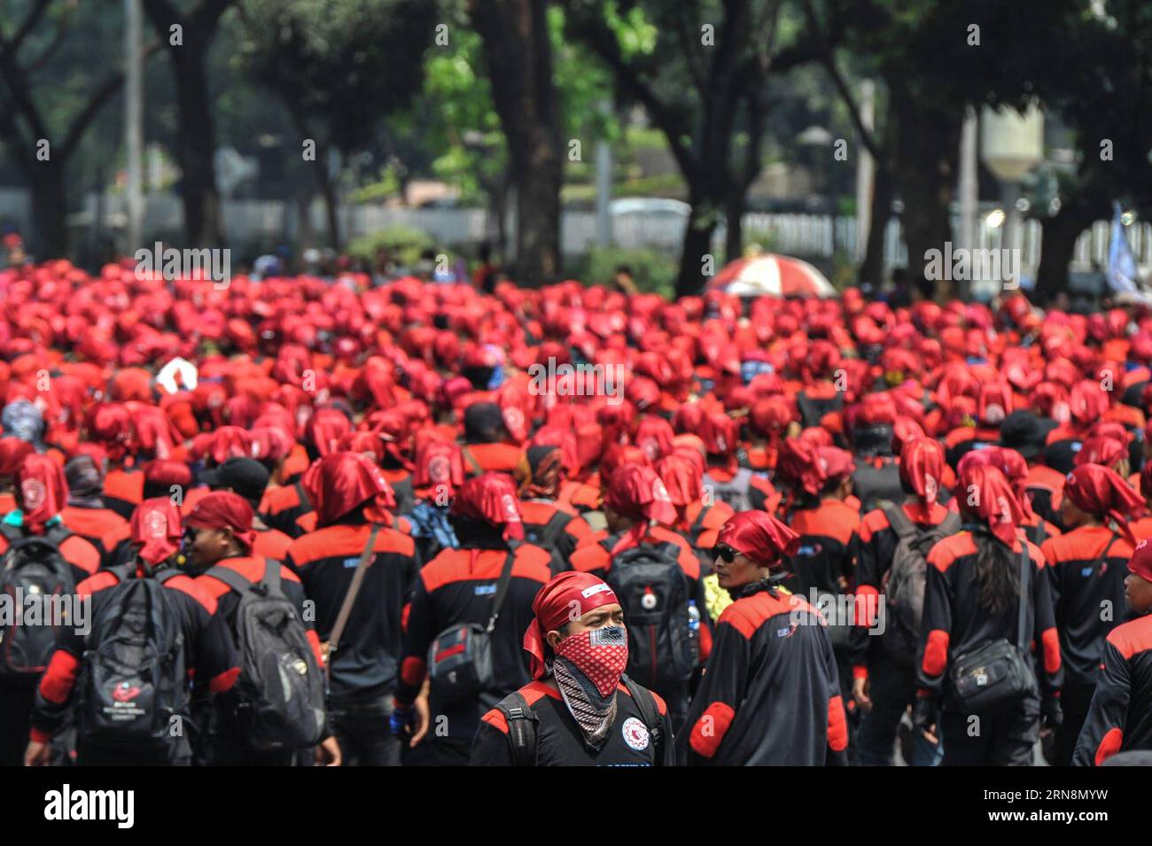 (151030) -- GIACARTA, 30 ottobre 2015 -- i lavoratori indonesiani si riuniscono alla fontana Patung Kuda (Statua del cavallo) per raggiungere a piedi il palazzo presidenziale durante il raduno per rifiutare il regolamento del governo sul salario a Giacarta, Indonesia, 30 ottobre 2015. ) INDONESIA-GIACARTA-LABOR-RALLY VerixSanovri PUBLICATIONxNOTxINxCHN Giacarta OCT 30 2015 lavoratori indonesiani si riuniscono ALLA fontana della statua di Kuda Horse per raggiungere a piedi il Palazzo Presidenziale durante il Rally per RIFIUTARE IL regolamento del governo SUL salario a Giacarta Indonesia OCT 30 2015 Indonesia Jakarta Laboratory Rally VerixSanovri PUBLICATIONxNOTxINxCHN Foto Stock