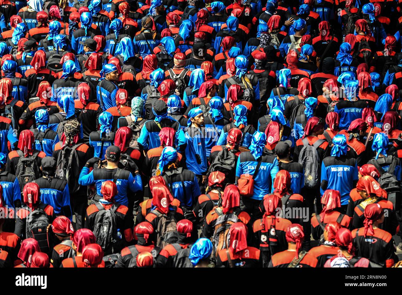 (151030) -- GIACARTA, 30 ottobre 2015 -- i lavoratori indonesiani camminano verso il palazzo presidenziale dalla fontana Patung Kuda (statua del cavallo) durante il raduno per rifiutare il regolamento del governo sul salario a Giacarta, Indonesia, 30 ottobre 2015. ) INDONESIA-GIACARTA-LABOR-RALLY VerixSanovri PUBLICATIONxNOTxINxCHN Giacarta OCT 30 2015 lavoratori indonesiani camminano verso il Palazzo Presidenziale dalla fontana della statua del cavallo di Kuda per RIFIUTARE IL regolamento del governo SUL salario a Giacarta Indonesia OCT 30 2015 Indonesia Jakarta Laboratory Rally VerixSanovri PUBLICATIONxNOTxINxCHN Foto Stock