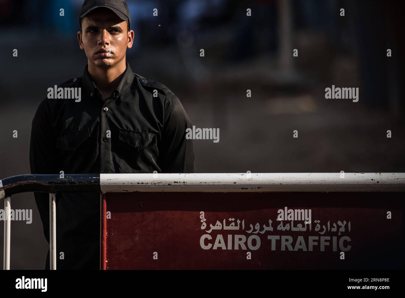 (151101) -- CAIRO, Nov. 1, 2015 -- An Egyptian policeman stands guard outside the Zenhoum Morgue of Cairo where bodies of Russian plane crash victims are stored, in Egypt, on Nov. 1, 2015. Some recovered bodies of Russian plane crash victims will be transferred back to Russia from Cairo on Sunday. ) EGYPT-CAIRO-RUSSIA-PLANE CRASH PanxChaoyue PUBLICATIONxNOTxINxCHN   Cairo Nov 1 2015 to Egyptian Policeman stands Guard outside The  morgue of Cairo Where Bodies of Russian Plane Crash Victims are stored in Egypt ON Nov 1 2015 Some recovered Bodies of Russian Plane Crash Victims will Be transferred Foto Stock