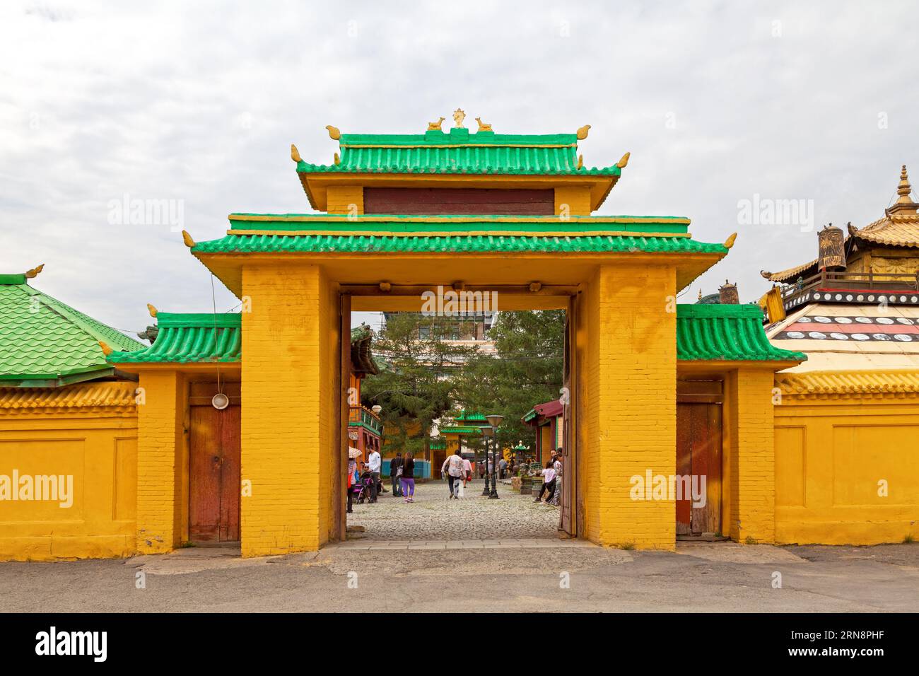 Ulan Bator, Mongolia - luglio 31 2018: Porta del Dedanpovran, un tempio all'interno del complesso del Monastero di Gandantegchinlen. Questo tempio fatto di eart Foto Stock