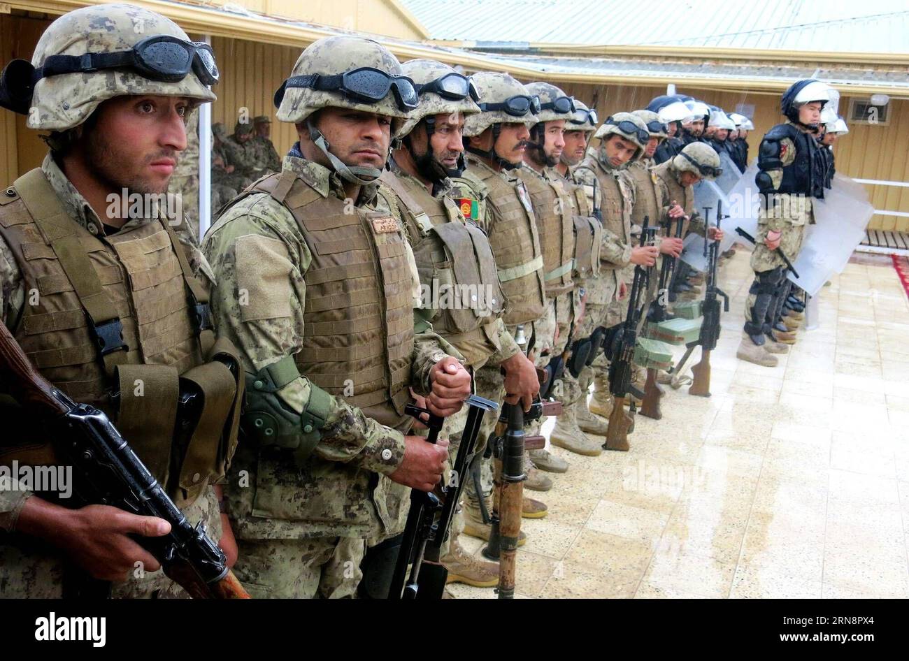 (151102) - BALKH, 2 novembre 2015 - i poliziotti afghani partecipano a un'esercitazione militare a Mazar-e-Sharif, capitale della provincia settentrionale di Balkh, Afghanistan, 2 novembre 2015. Le autorità afghane hanno recentemente accelerato la formazione delle forze di sicurezza, dal 1° gennaio di quest'anno la polizia e l'esercito del paese hanno assunto tutte le accuse di sicurezza dalle forze NATO e statunitensi. ) AFGHANISTAN-BALKH-FORMAZIONE DI POLIZIA Azorda PUBLICATIONxNOTxINxCHN Balkh 2 novembre 2015 poliziotti afghani partecipano a un'ESERCITAZIONE militare a Mazar e Sharif capitale della provincia settentrionale di Balkh in Afghanistan 2 novembre 2015 autorità afghane h Foto Stock