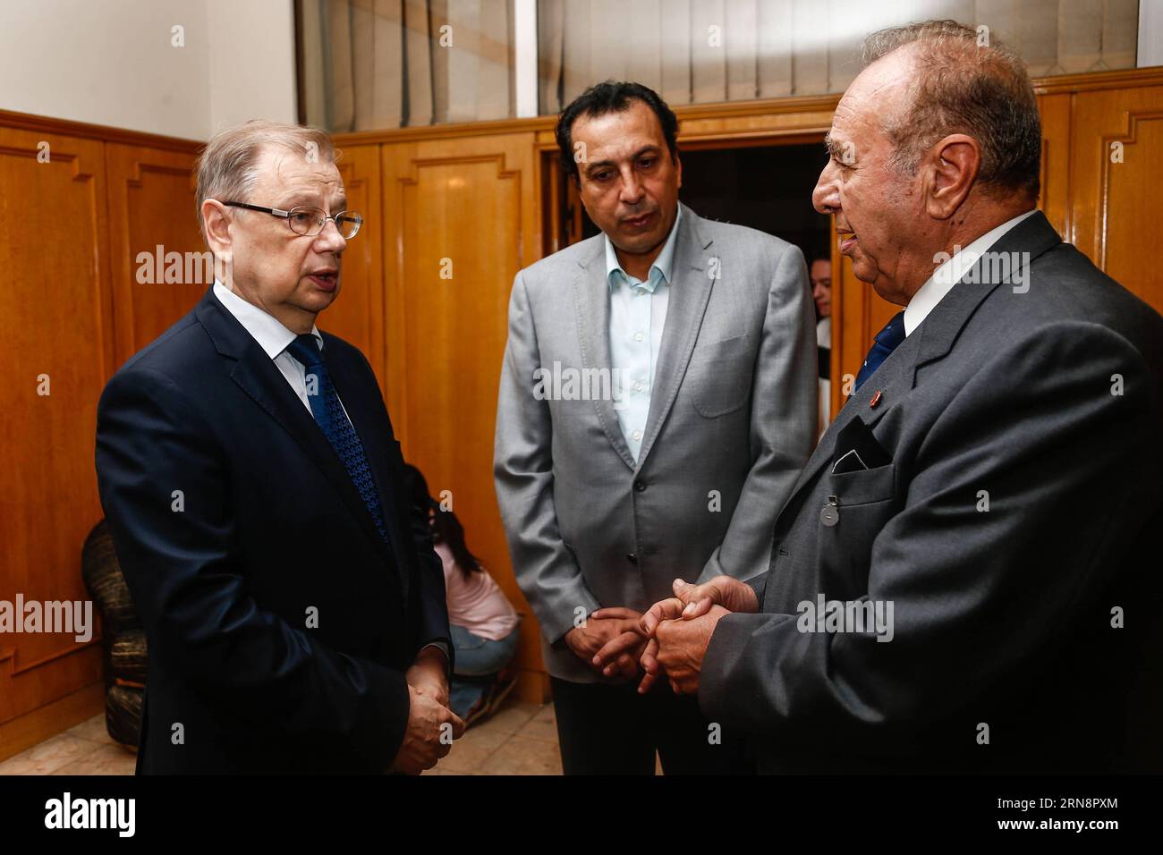 (151102) -- CAIRO, 2 novembre 2015 -- l'ambasciatore russo in Egitto Sergei Kerbachenko (L) parla con gli egiziani che sono venuti a porgere le loro condoglianze all'ambasciata russa al Cairo il 2 novembre 2015. Circa 144 corpi delle vittime in un incidente aereo di linea russo in Egitto sono stati trasferiti nella città russa di San Pietroburgo presto lunedì, ha detto l'ambasciatore russo al Cairo. ) EGITTO-CAIRO-RUSSIA-INCIDENTE AEREO-AMBASCIATA CuixXinyu PUBLICATIONxNOTxINxCHN Flugzeugabsturz a Ägypten: Trauer a Kairo Cairo 2 novembre 2015 Ambasciatore russo in Egitto Sergei l parla con gli egiziani che sono venuti per OFFRIRE il loro appartamento Foto Stock