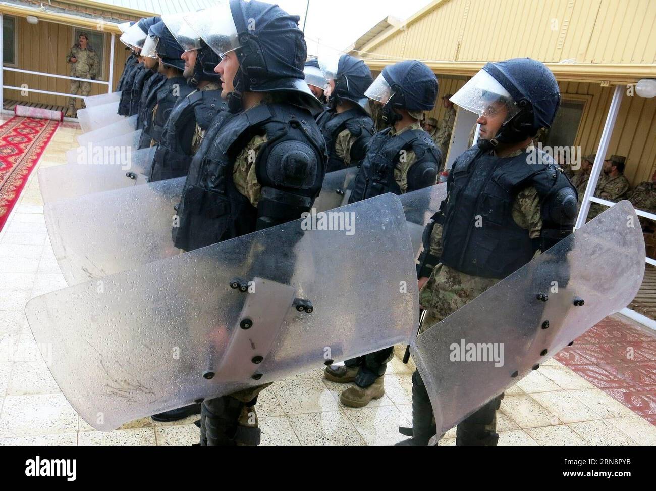 (151102) - BALKH, 2 novembre 2015 - i poliziotti afghani partecipano a un'esercitazione militare a Mazar-e-Sharif, capitale della provincia settentrionale di Balkh, Afghanistan, 2 novembre 2015. Le autorità afghane hanno recentemente accelerato la formazione delle forze di sicurezza, dal 1° gennaio di quest'anno la polizia e l'esercito del paese hanno assunto tutte le accuse di sicurezza dalle forze NATO e statunitensi. ) AFGHANISTAN-BALKH-FORMAZIONE DI POLIZIA Azorda PUBLICATIONxNOTxINxCHN Balkh 2 novembre 2015 poliziotti afghani partecipano a un'ESERCITAZIONE militare a Mazar e Sharif capitale della provincia settentrionale di Balkh in Afghanistan 2 novembre 2015 autorità afghane h Foto Stock