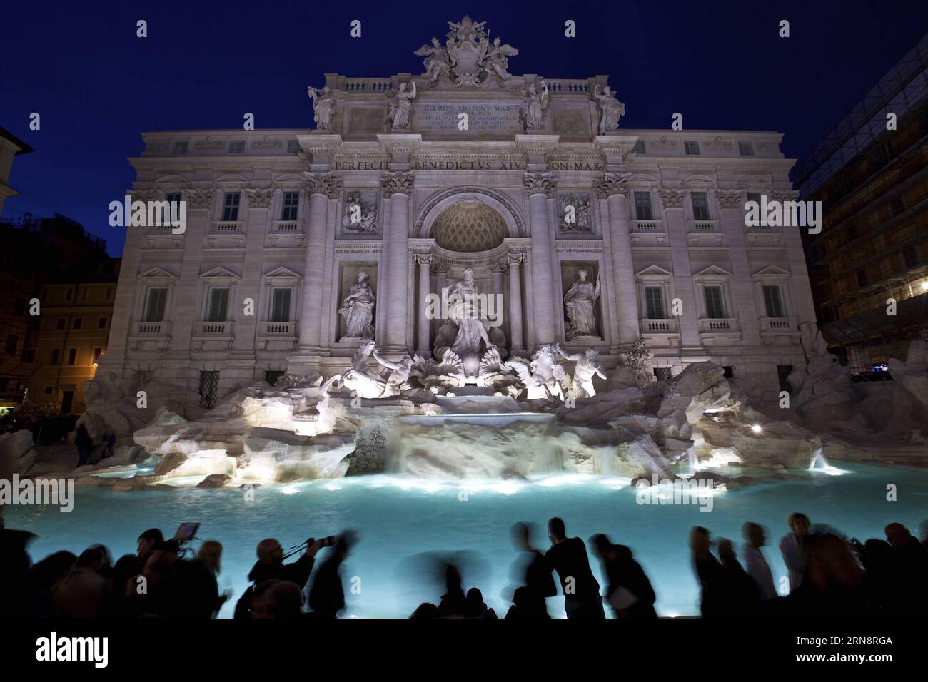 (151103) -- ROMA, 3 novembre 2015 -- foto scattata il 3 novembre 2015 mostra la Fontana di Trevi dopo il suo restauro durante la cerimonia di riapertura a Roma, Italia. Dopo 17 mesi di restauro, la fontana, famosa per la sua apparizione nel film romantico Vacanze Romane , è stata riaperta al pubblico il martedì. ) ITALIA-ROMA-FONTANA DI TREVI-RESTAURO JinxYu PUBLICATIONxNOTxINxCHN Roma 3 novembre 2015 foto scattata IL 3 novembre 2015 mostra la Fontana di Trevi dopo il suo restauro durante la sua cerimonia di apertura a destra a Roma Italia dopo 17 MESI di restauro la Fontana famosa per la sua APPARIZIONE nel MOV romantico Foto Stock