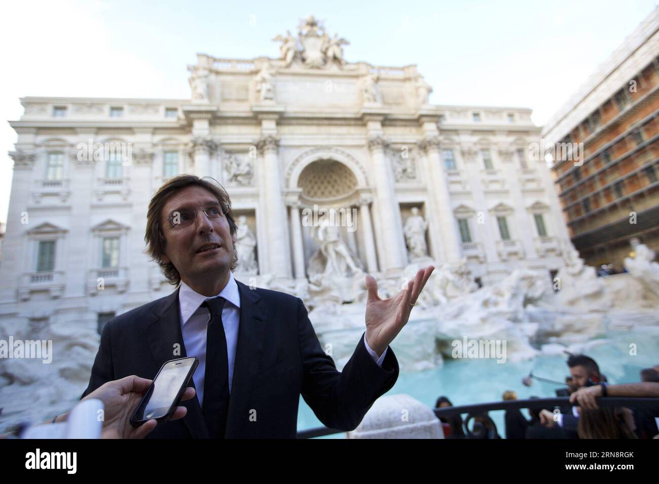 (151103) -- ROMA, 3 novembre 2015 -- Pietro Beccari, CEO di Fendi maison, partecipa alla cerimonia di riapertura della Fontana di Trevi dopo il suo restauro a Roma, 3 novembre 2015. Dopo 17 mesi di restauro, la fontana, famosa per la sua apparizione nel film romantico Vacanze Romane , è stata riaperta al pubblico il martedì. ) ITALIA-ROMA-FONTANA DI TREVI-RESTAURO JinxYu PUBLICATIONxNOTxINxCHN Roma 3 novembre 2015 Pietro Beccari il CEO della Maison Fendi partecipa alla cerimonia di apertura della Fontana di Trevi dopo il suo restauro a Roma 3 novembre 2015 dopo 17 MESI di restauro la Fontana Foto Stock