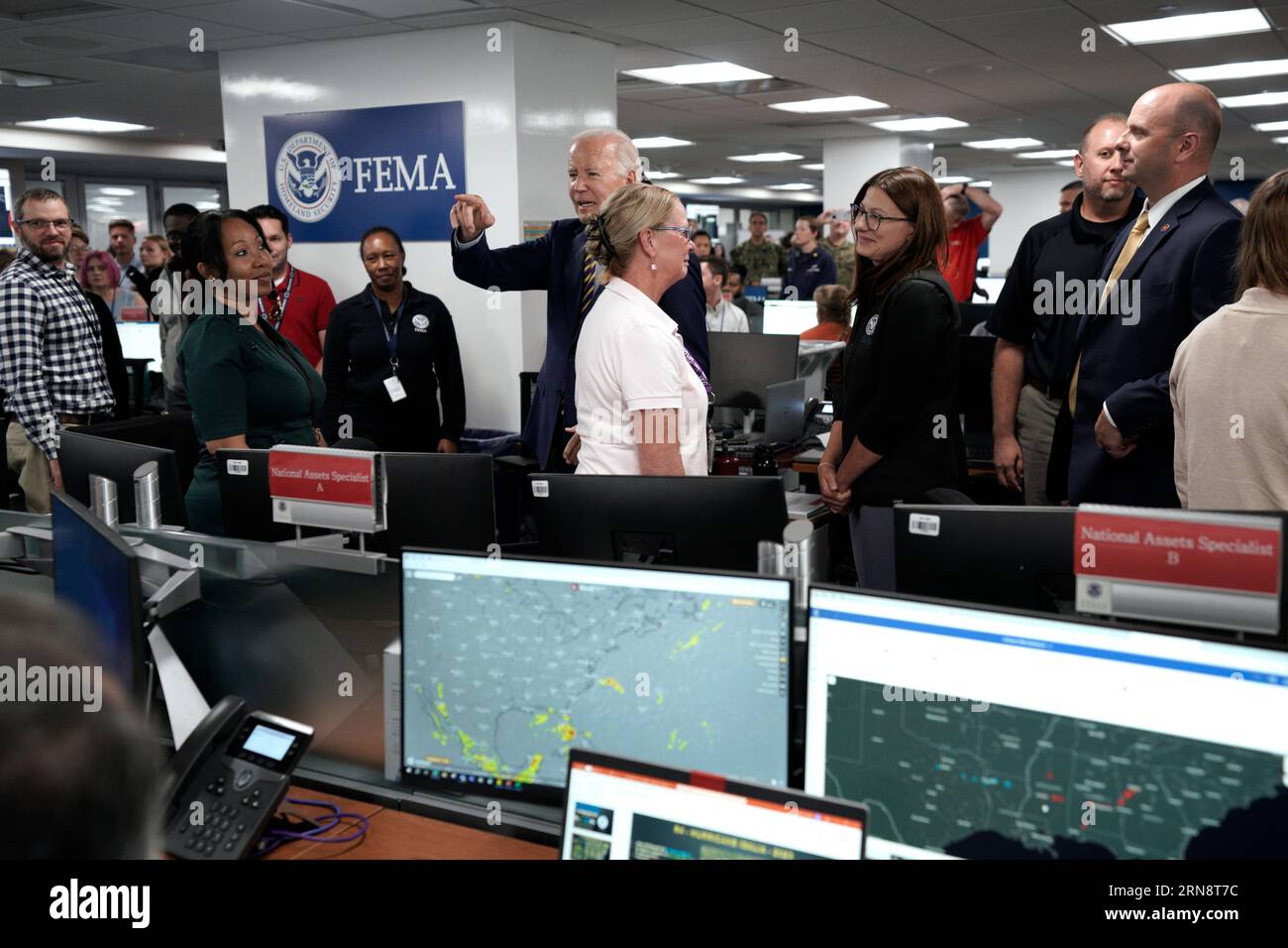 Il presidente degli Stati Uniti Joe Biden visita il quartier generale della Federal Emergency Management Agency (FEMA) a Washington, DC il 31 agosto 2023. Credito: Yuri Gripas/Pool tramite CNP/MediaPunch Foto Stock Il presidente degli Stati Uniti Joe Biden visita il quartier generale della Federal Emergency Management Agency (FEMA) a Washington, DC il 31 agosto 2023. Credito: Yuri Gripas/Pool tramite CNP/MediaPunch Foto Stock