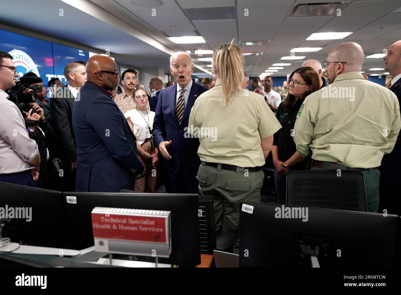 Il presidente degli Stati Uniti Joe Biden visita il quartier generale della Federal Emergency Management Agency (FEMA) a Washington, DC il 31 agosto 2023. Credito: Yuri Gripas/Pool tramite CNP/MediaPunch Foto Stock Il presidente degli Stati Uniti Joe Biden visita il quartier generale della Federal Emergency Management Agency (FEMA) a Washington, DC il 31 agosto 2023. Credito: Yuri Gripas/Pool tramite CNP/MediaPunch Foto Stock