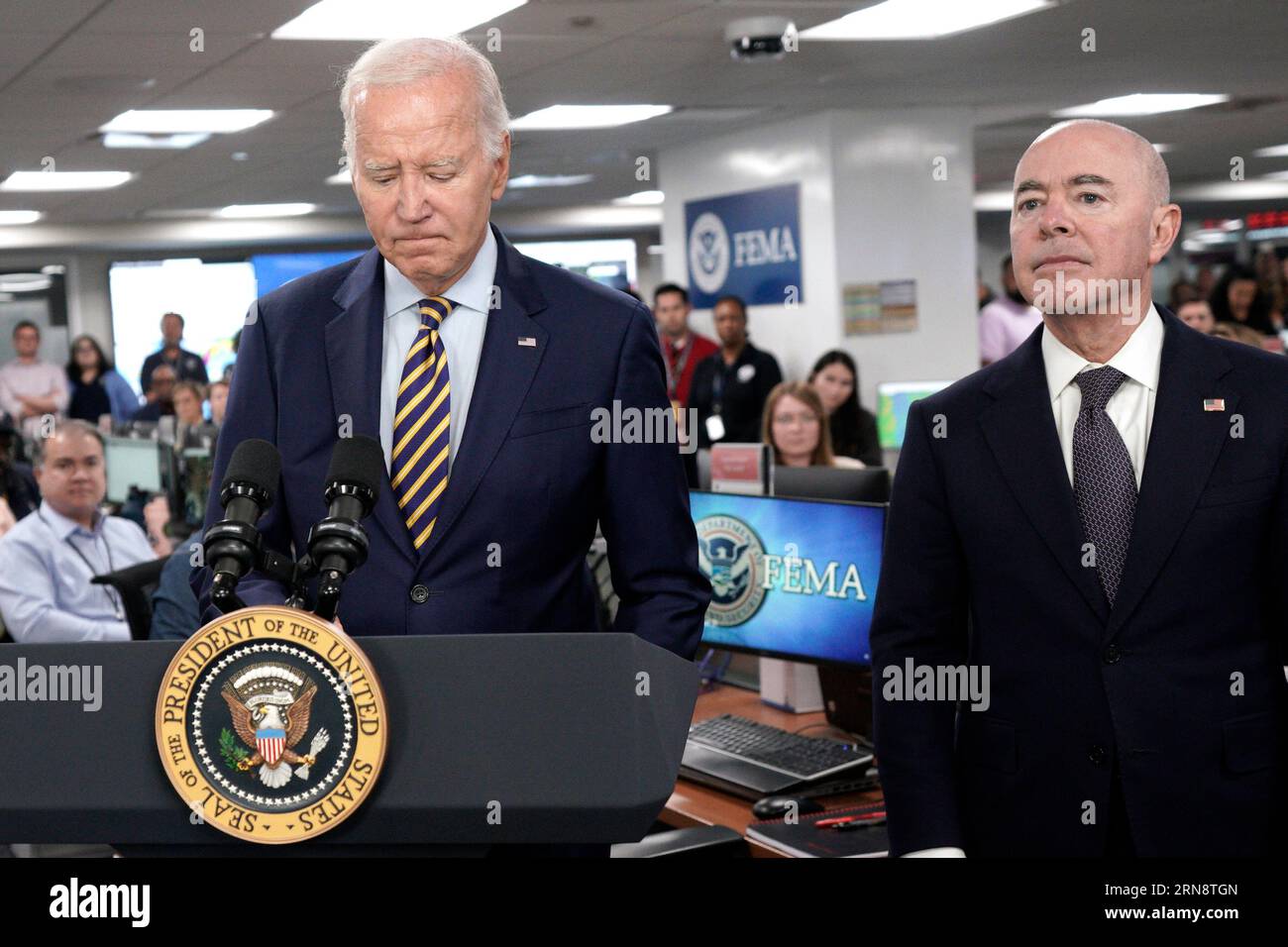 Il presidente degli Stati Uniti Joe Biden parla con i media mentre visita la sede centrale della Federal Emergency Management Agency (FEMA) a Washington, DC il 31 agosto 2023. Ascoltando il Segretario per la sicurezza interna degli Stati Uniti di destra Alejandro Mayorkas. Credito: Yuri Gripas/Pool tramite CNP/MediaPunch Foto Stock