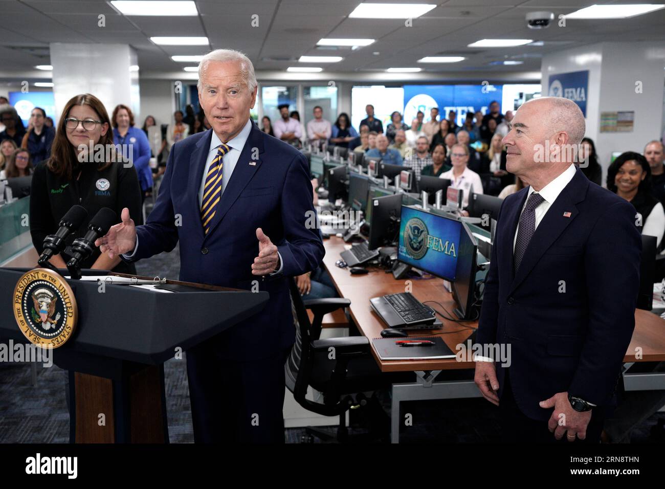 Il presidente degli Stati Uniti Joe Biden parla con i media mentre visita la sede centrale della Federal Emergency Management Agency (FEMA) a Washington, DC il 31 agosto 2023. A sinistra ascoltano l'Amministratore associato dell'Ufficio di risposta e recupero della FEMA Anne Bink, e a destra il Segretario per la sicurezza interna degli Stati Uniti Alejandro Mayorkas. Credito: Yuri Gripas/Pool tramite CNP/MediaPunch Foto Stock