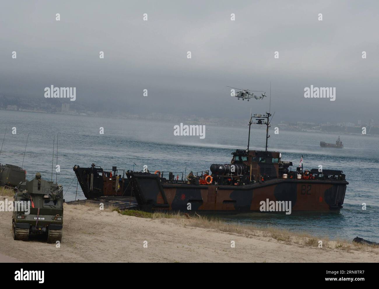 (151106) -- LISBONA, 5 novembre 2015 -- i soldati della NATO prendono parte a un assalto anfibio alle spiagge durante l'esercitazione militare del tridente della NATO a Troia, circa 130 chilometri a sud di Lisbona, in Portogallo, il 5 novembre 2015. Le forze alleate di giovedì praticavano operazioni di protezione del porto, un assalto anfibio alla spiaggia e un'operazione di imbarco di navi per simulare un controllo di sicurezza per le armi da contrabbando. ) PORTOGALLO-NATO-ESERCITAZIONE MILITARE ZhangxLiyun PUBLICATIONxNOTxINxCHN NATO-Großübung Trident giunto a Lisbona 5 novembre 2015 soldati della NATO prendono parte all'assalto della spiaggia anfibia durante il tridente della NATO j Foto Stock