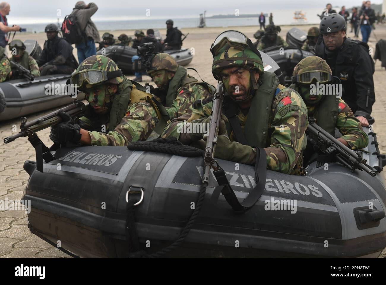 (151106) -- LISBONA, 5 novembre 2015 -- i soldati portoghesi della forza speciale partecipano a un'esercitazione durante l'esercitazione militare del tridente della NATO a Troia, circa 130 chilometri a sud di Lisbona, in Portogallo, il 5 novembre 2015. Le forze alleate di giovedì praticavano operazioni di protezione del porto, un assalto anfibio alla spiaggia e un'operazione di imbarco di navi per simulare un controllo di sicurezza per le armi da contrabbando. ) PORTOGALLO-NATO-ESERCITAZIONE MILITARE ZhangxLiyun PUBLICATIONxNOTxINxCHN NATO-Großübung Trident giunto a Lisbona 5 novembre 2015 soldati PORTOGHESI della forza speciale partecipano all'ESERCITAZIONE durante il T della NATO Foto Stock