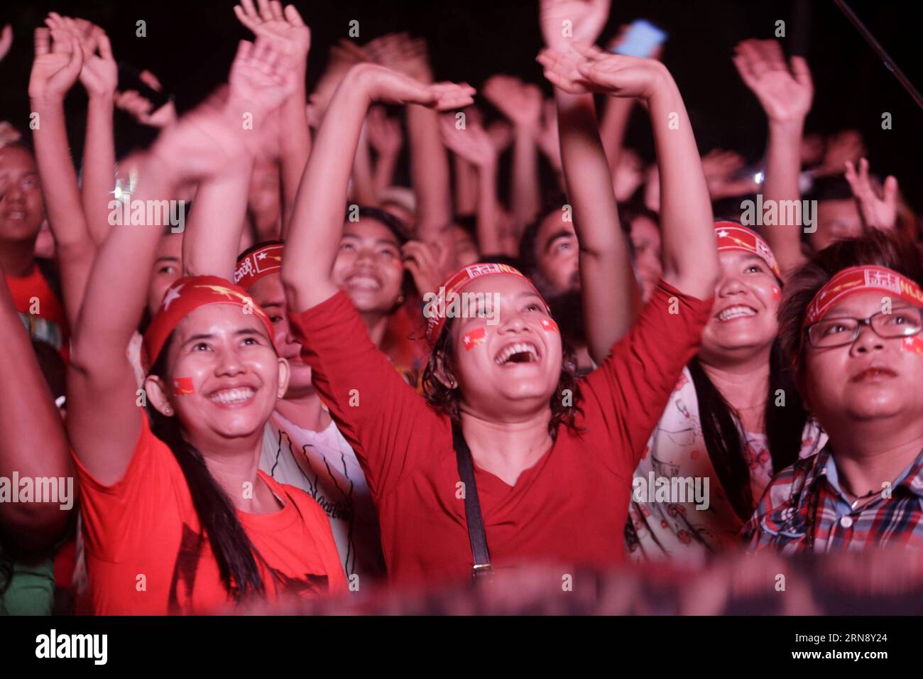 I sostenitori del partito di opposizione del Myanmar National League for Democracy (NLD) guardano il conteggio dei voti delle elezioni generali multipartitiche davanti alla sede centrale del NLD a Yangon, Myanmar, 10 novembre 2015. La Commissione elettorale dell'Unione del Myanmar (UEC) ha annunciato martedì 106 rappresentanti eletti del parlamento come risultato elettorale del primo giorno, di cui 54 alla camera dei rappresentanti e 52 al parlamento regionale o statale. Dei 54 seggi nella camera dei rappresentanti, la Lega Nazionale per la democrazia (NLD) dell'opposizione domina con 49 e NLD ha anche spazzato 47 dei 52 seggi nella regione o nello Stato par Foto Stock