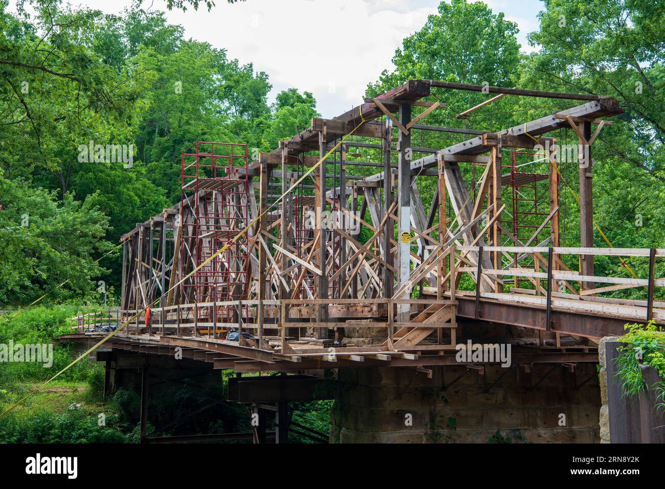 Ponte # 35-84-24 il ponte coperto delle colline sul fiume Little Muskingum a Newport Township è stato costruito nel 1878 in stile Howe Truss ed era bypasse Foto Stock