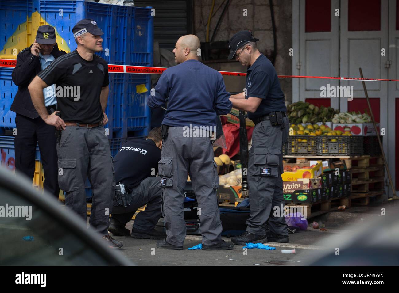 (151110) - GERUSALEMME, 10 novembre 2015 - le forze di sicurezza israeliane ispezionano la scena di un tentativo di accoltellamento nei pressi della porta Nablus nella città vecchia di Gerusalemme, il 10 novembre 2015. Nell'attacco alla porta di Nablus, un palestinese di 37 anni proveniente dal quartiere est di Gerusalemme di Issawiya ha presumibilmente tentato di pugnalare le guardie di polizia di frontiera israeliane. Le guardie gli spararono e lo ferirono criticamente, e l'ospedale Hadassah Har Hatzofim di Gerusalemme annunciò la sua morte poco dopo il suo ricovero. MIDEAST-JERUSALEM-OLD CITY-TENTATO ATTACCO JINI PUBLICATIONxNOTxINxCHN Gerusalemme 10 novembre 2015 Foto Stock