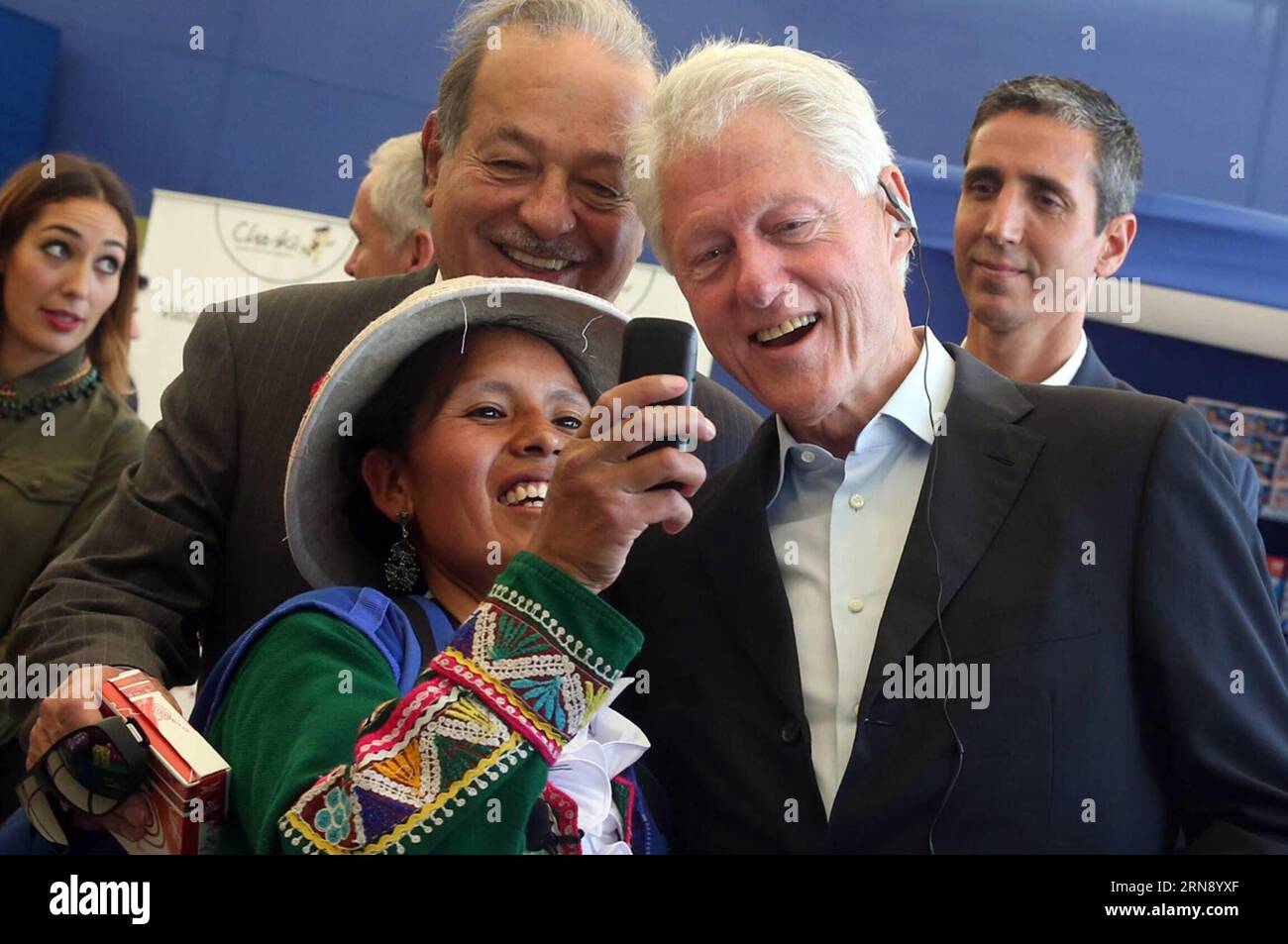 L'ex presidente degli Stati Uniti Bill Clinton (R) posa con una donna peruviana durante la sua visita in uno stabilimento di Chakipi Acceso , un'iniziativa della Clinton Foundation, a Lima, in Perù, l'11 novembre 2015. Clinton è a Lima come parte di un tour regionale che include El Salvador e Panama, con l'obiettivo di promuovere la campagna di mitigazione contro il riscaldamento globale e la riduzione delle emissioni di gas serra. Presidential Press/) (fnc) (ah) PERÙ-LIMA-U.S.-POLITICS-VISIT ANDINA PUBLICATIONxNOTxINxCHN l'ex presidente degli Stati Uniti Bill Clinton l'amministrazione r pone con una donna peruviana durante la sua visita ad un impianto di acceso to Foto Stock