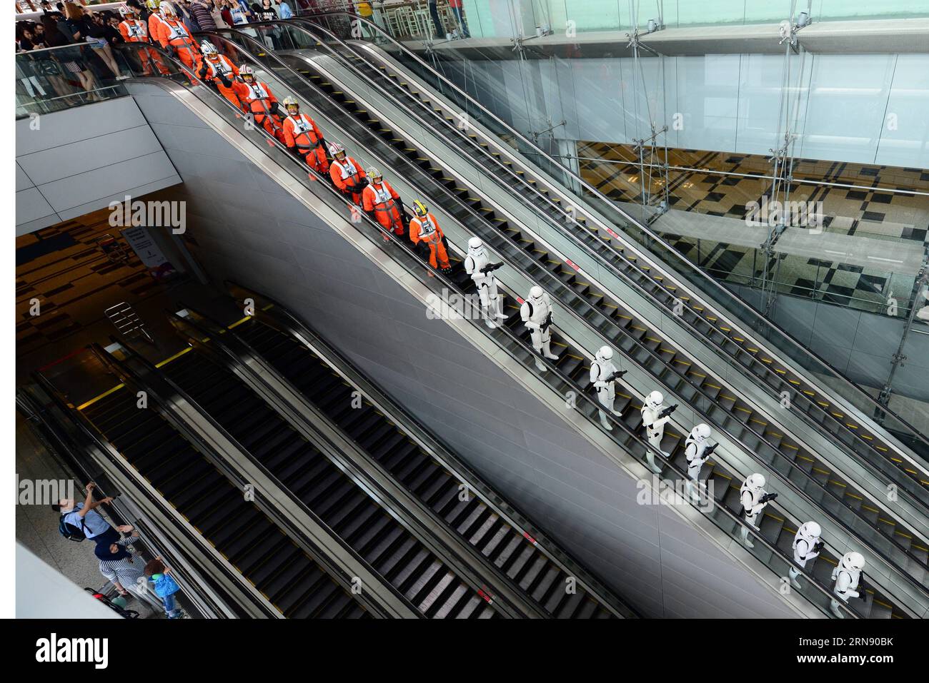 (151112) -- SINGAPORE, 12 novembre 2015 -- artisti vestiti come personaggi del film Star Wars si esibiscono durante la cerimonia di inaugurazione dei combattenti di Star Wars all'aeroporto Changi di Singapore, il 12 novembre 2015. L'aeroporto Changi di Singapore ha tenuto giovedì una cerimonia di inaugurazione per i 2 modelli a grandezza naturale degli aerei da combattimento del film Star Wars, il caccia X-Wing e il caccia TIE. Allo stesso tempo, All Nippon Airlines (ANA) ha tenuto un tour mediatico del suo aereo di linea B787 con livrea Star Wars R2-D2.) SINGAPORE-STAR WARS-FIGHTER MODEL-UNVEILING ThenxChihxWey PUBLICATIONxNOTxINxCHN Singapore 12 novembre 2015 Performers Dressed Foto Stock